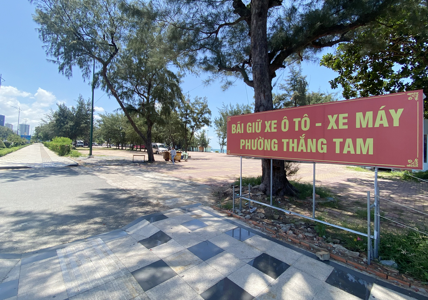 Một bãi giữ xe tại KDL San Hô Xanh.