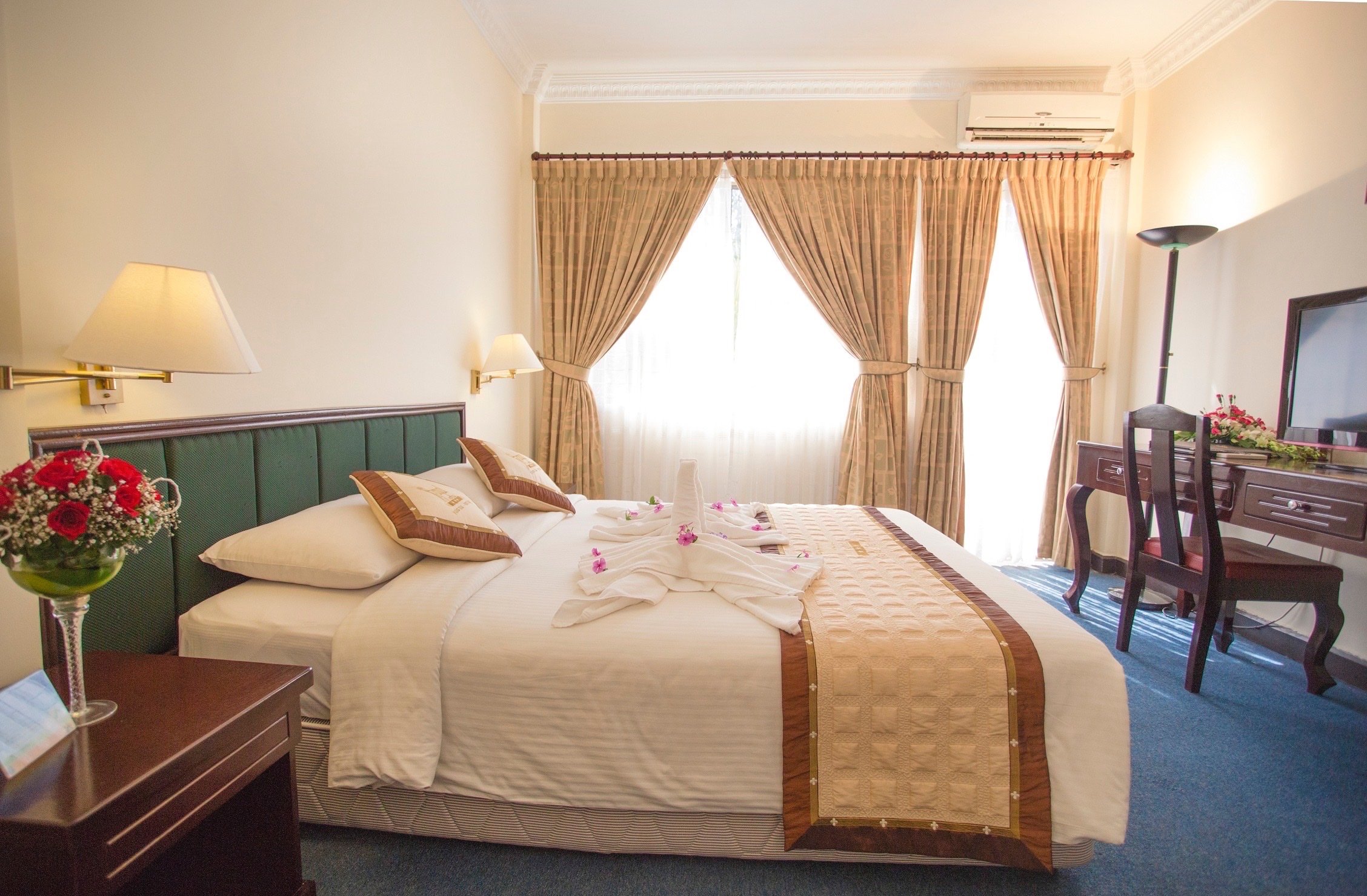 Khách sạn Royal giảm giá phòng 30%.