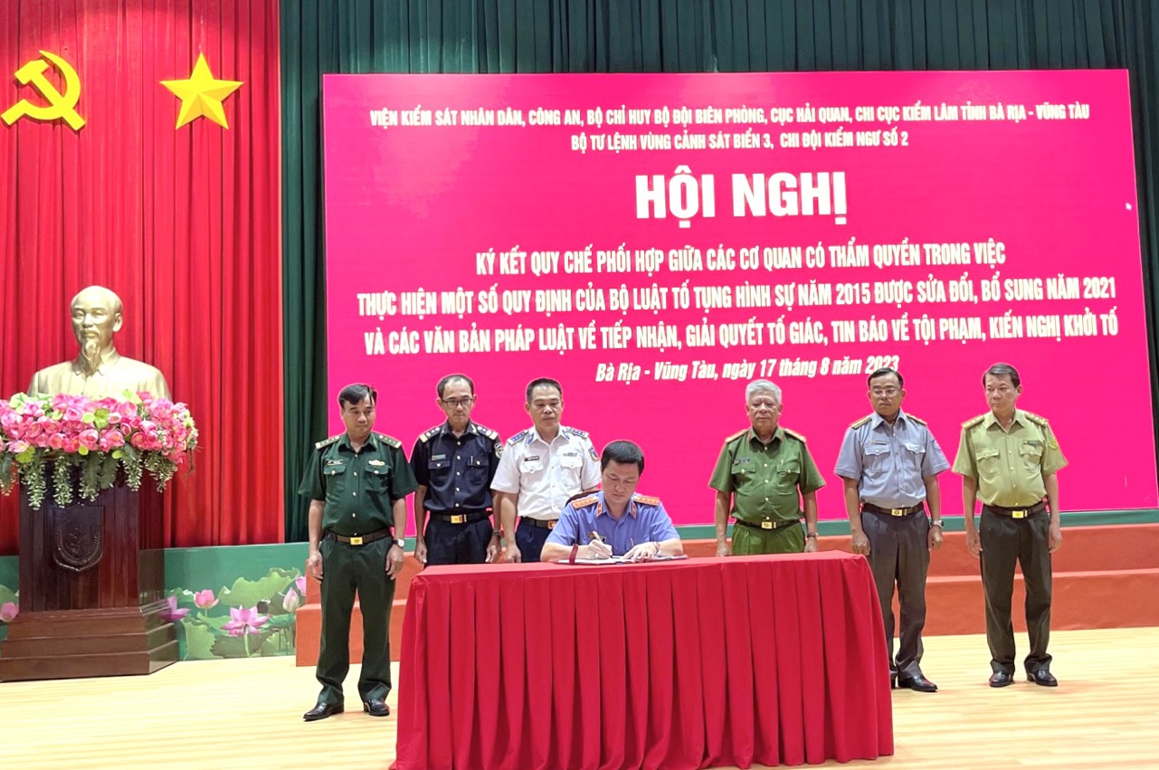 Đại diện các cơ quan ký quy chế phối hợp trong việc thực hiện một số quy định của Bộ luật tố tụng hình sự năm 2015 (sửa đổi, bổ sung năm 2021) và các văn bản pháp luật về tiếp nhận, giải quy tố giác, tin báo về tội phạm, kiến nghị khởi tố.