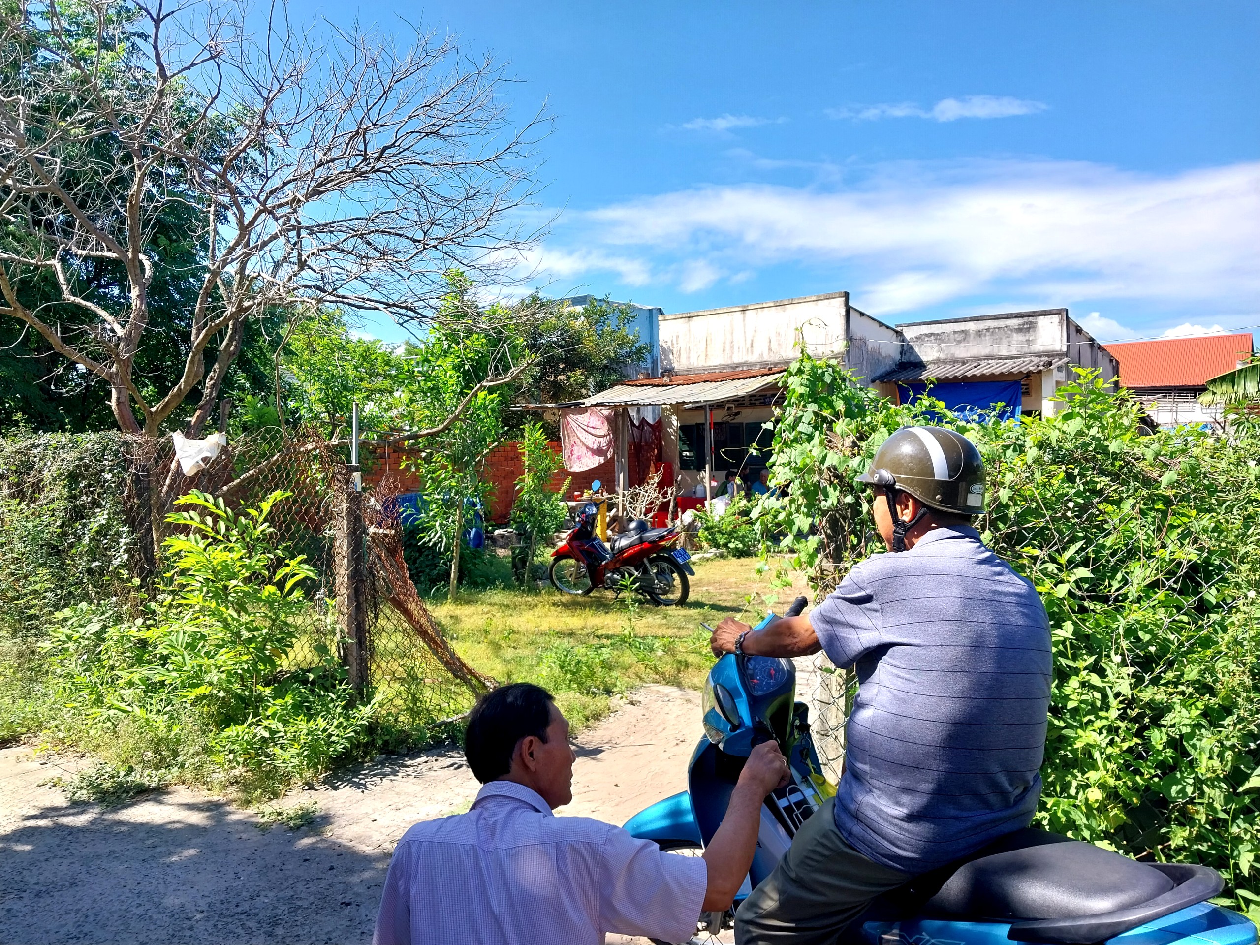 Lực lượng chức năng đến nhà anh N.T.A.để bảo vệ hiện trường điều tra vụ việc
