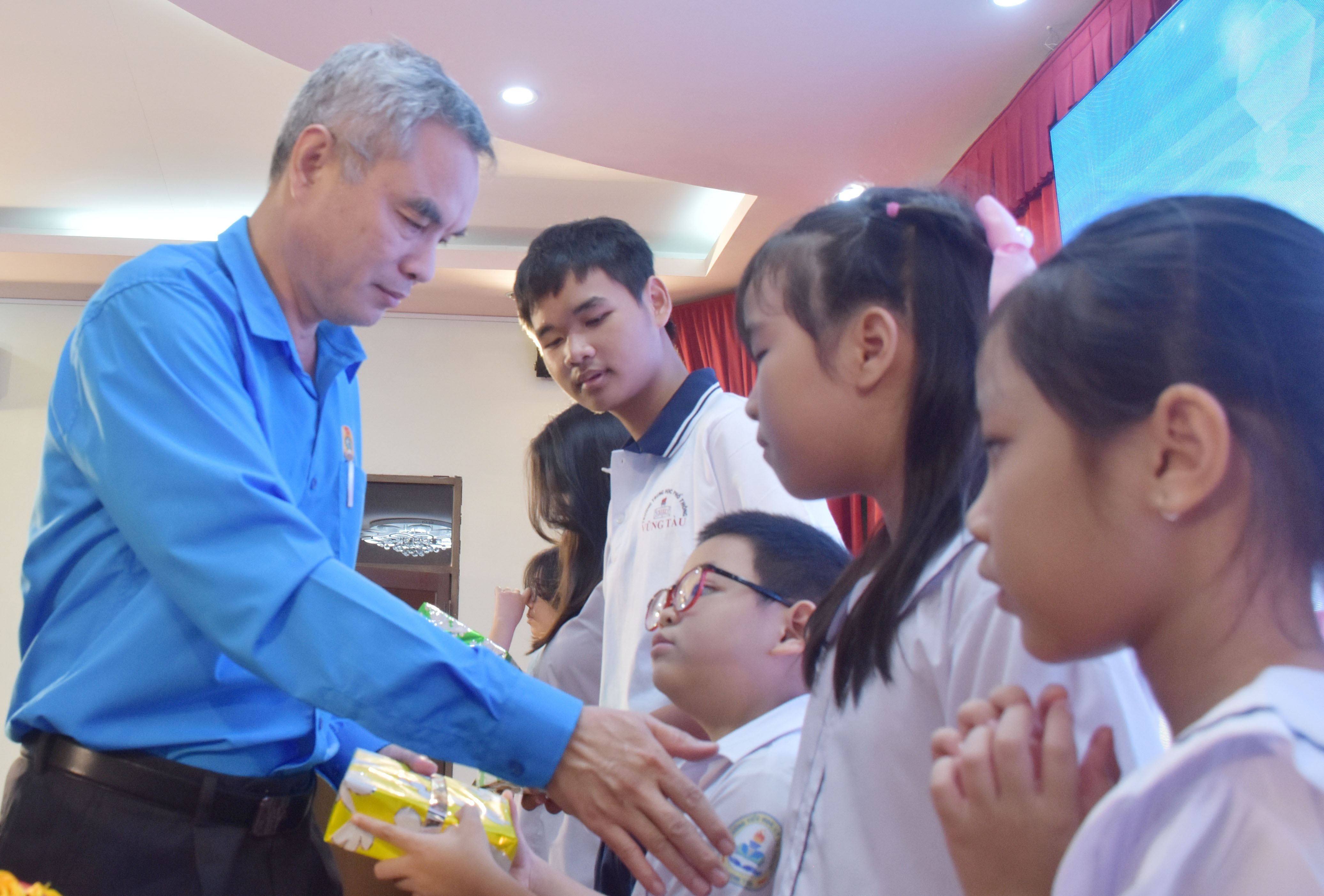 ng Mai Trung Hưng, Phó Giám đốc Sở Xây dựng trao học bổng Nguyễn Đức Cảnh cho học sinh.