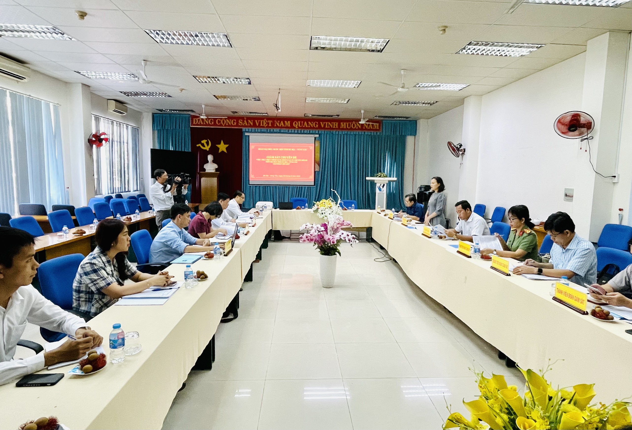 Quang cảnh buổi làm việc