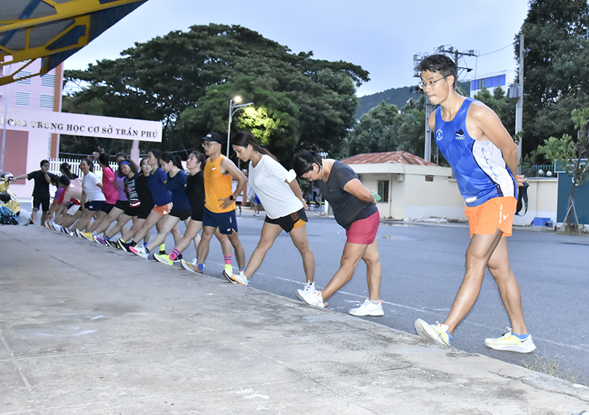 Học viên tập trung giãn cơ sau khi chạy bộ.
