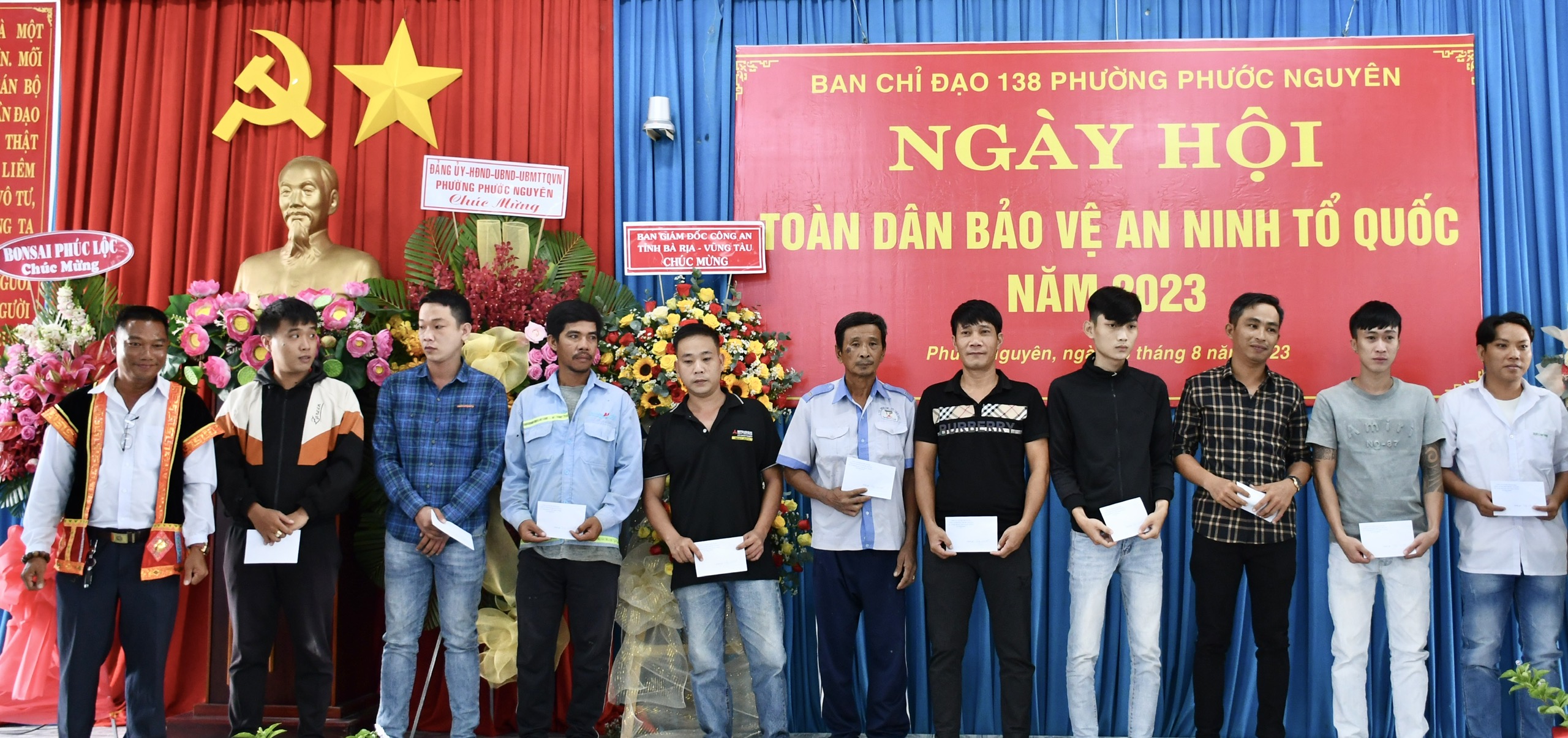 Ông Trần Phúc Lộc (bìa trái), chủ Cơ sở bonsai Phúc Lộc trao quà cho người dân phường Phước Nguyên, TP.Bà Rịa. Ảnh: TRÚC GIAN