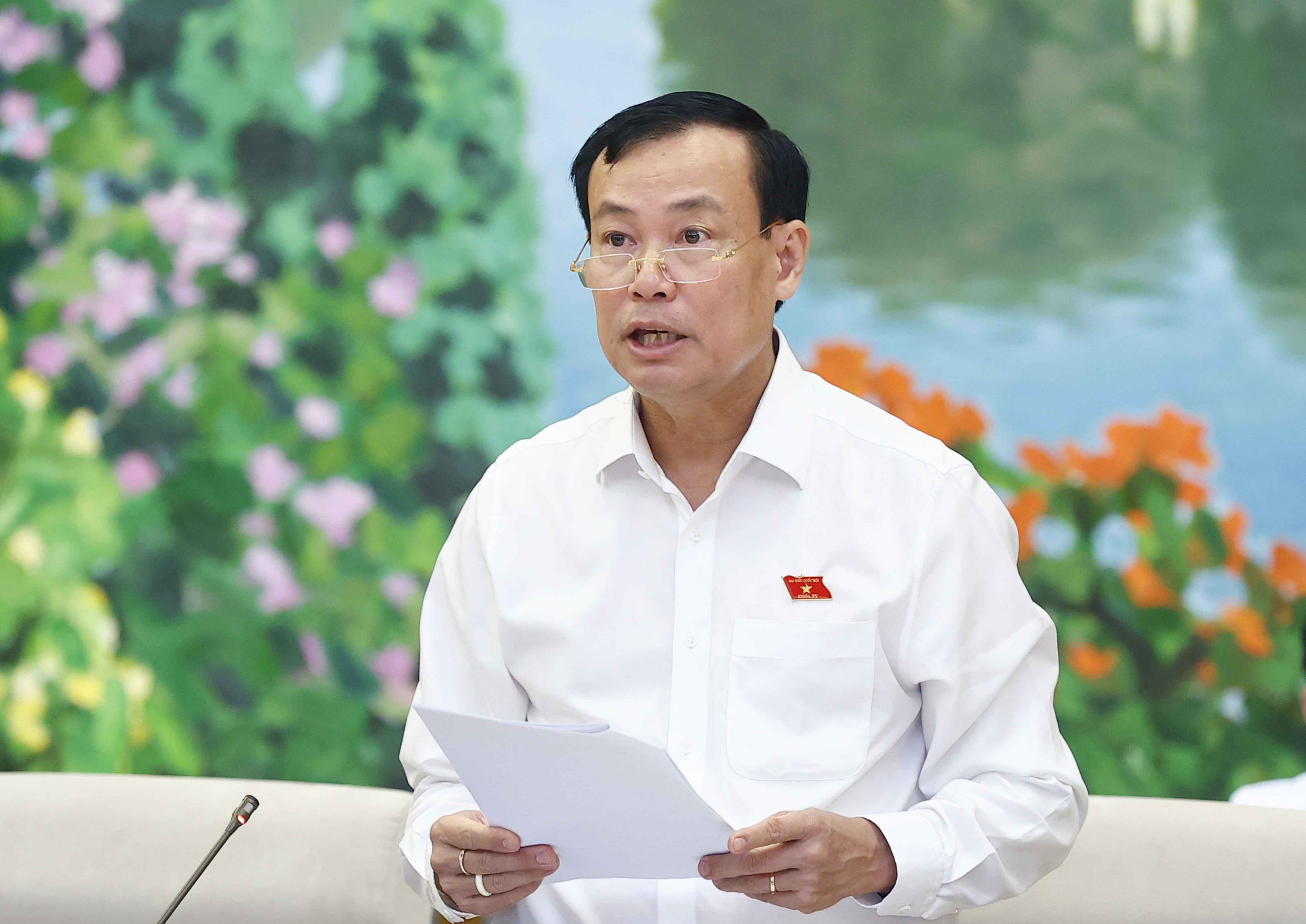 Chủ nhiệm Ủy ban Quốc phòng - An ninh của Quốc hội Lê Tấn Tới trình bày báo cáo. Ảnh: DOÃN TẤN