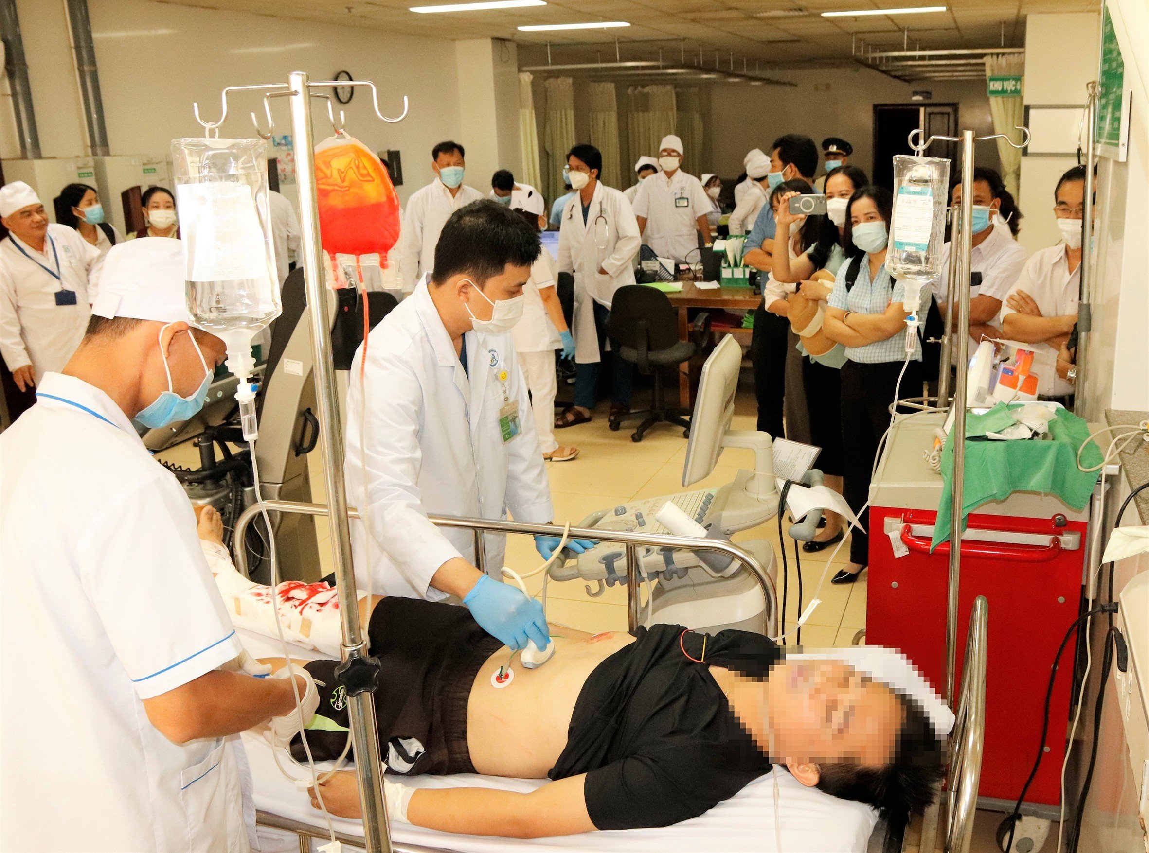 Bác sĩ siêu âm bụng cho bệnh nhân.