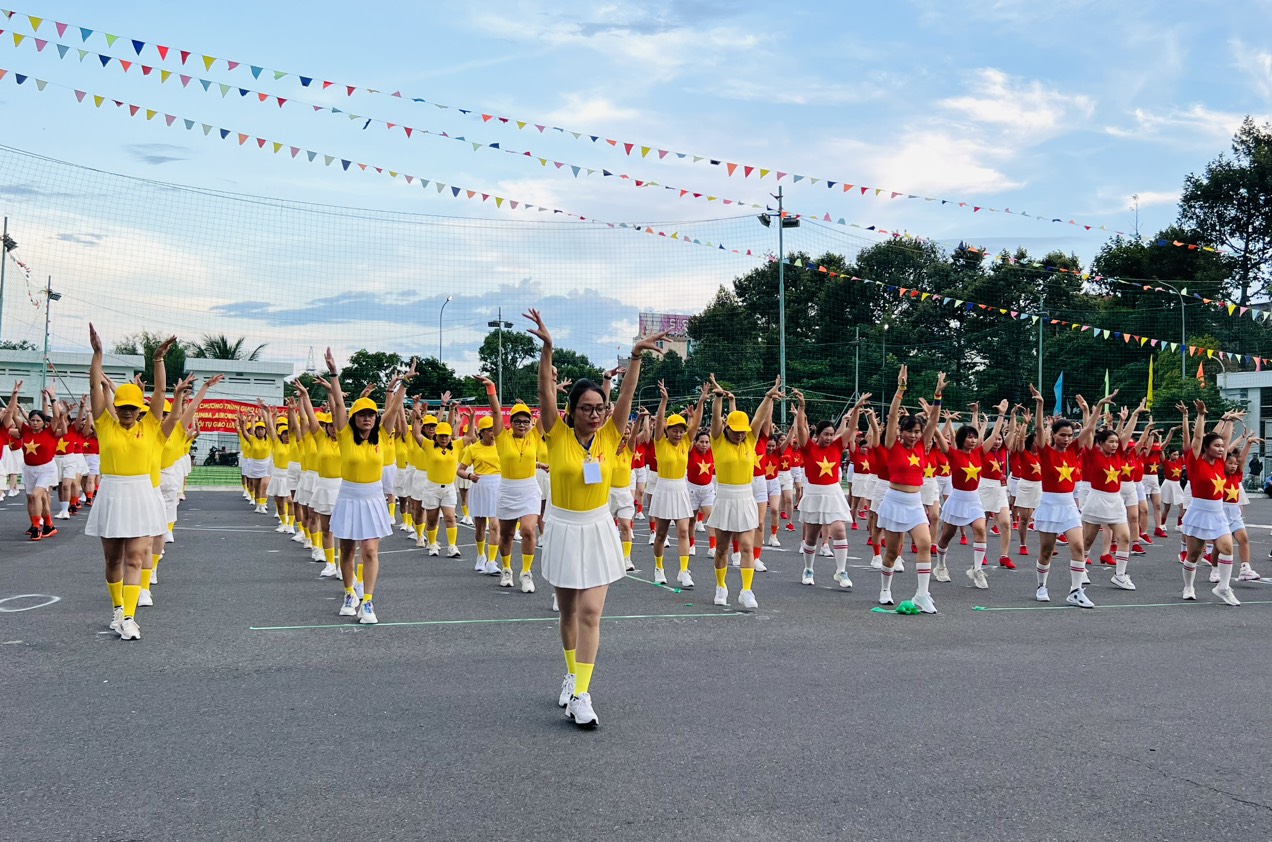 Các câu lạc bộ tham gia đồng diễn trên nền nhạc “ bác đang cùng chúng cháu hành quân”.