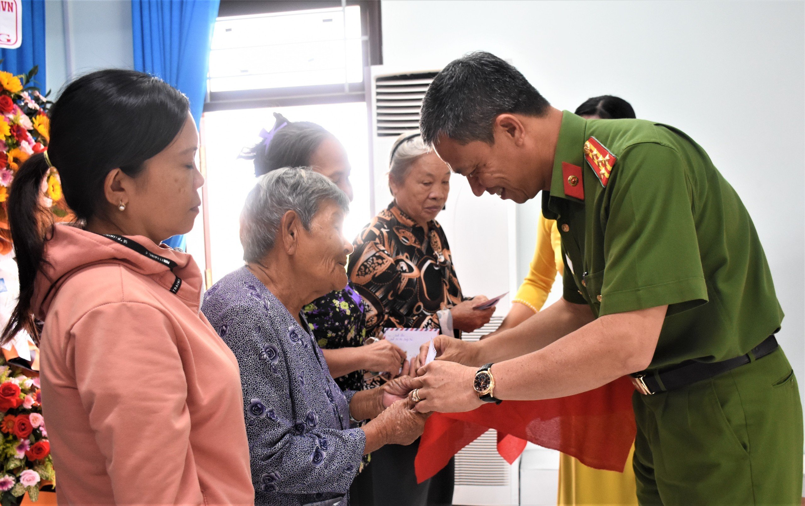 Đại tá Nguyễn Anh Hùng, Phó Giám đốc Công an tỉnh trao quà của Công an tỉnh cho các gia đình tiêu biểu có hoàn cảnh khó khăn tại TT.Phước Bửu (huyện Xuyên Mộc).