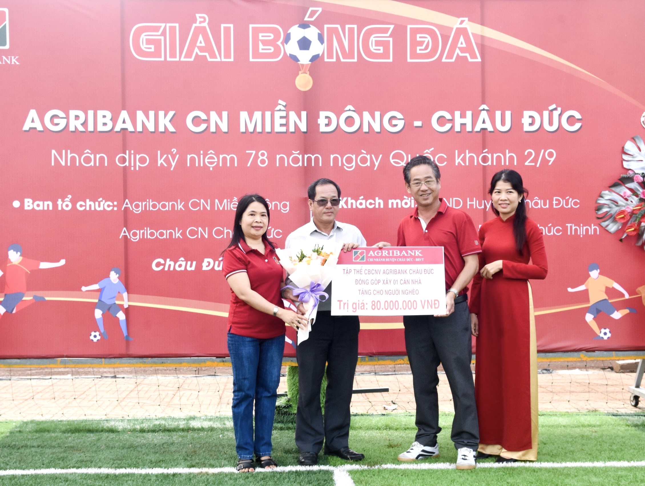 Đại diện lãnh đạo ngân hàng Agribank chi nhánh Châu Đức trao bảng tượng trưng số tiền 80 triệu đồng cho quỹ xây nhà Đại đoàn kết của UBMTTQ huyện Châu Đức.