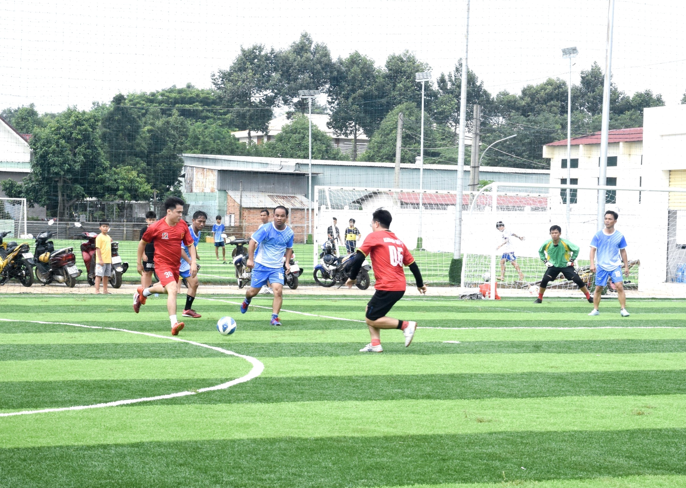 Các đội tham gia giao lưu bóng đá tại chương trình.