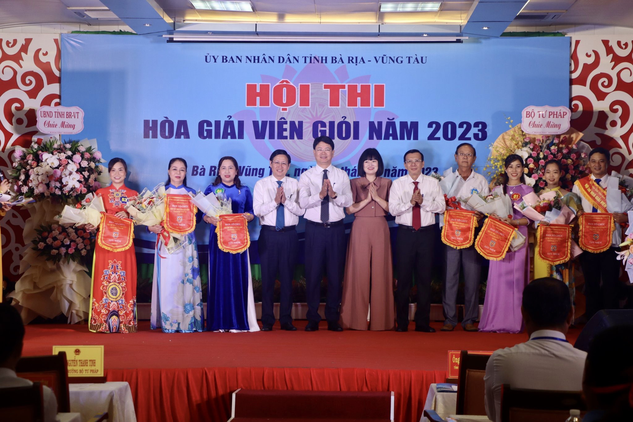 Lãnh đạo Bộ Tư pháp và Ban tổ chức tặng cờ lưu niệm cho các đội tham gia hội thi