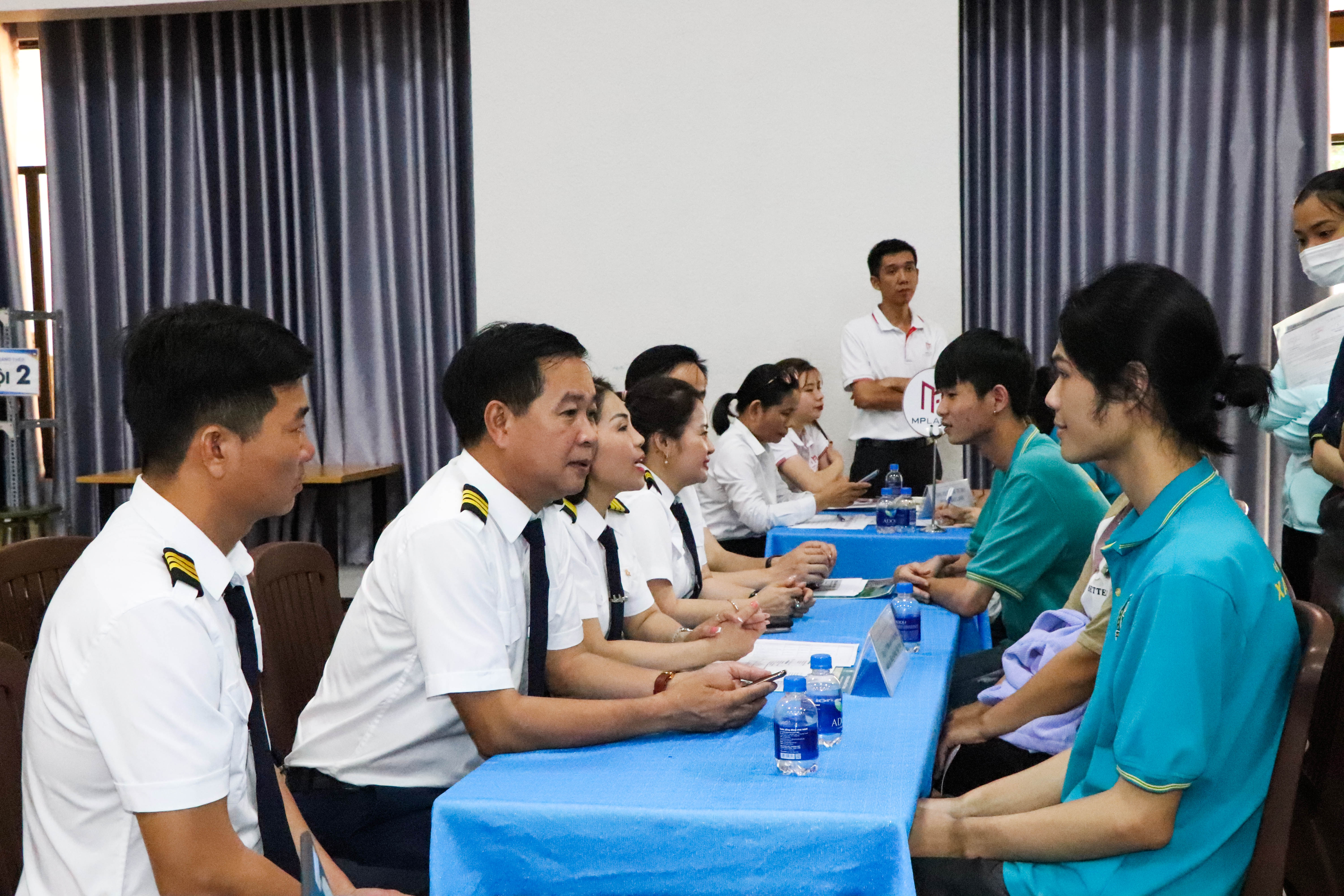 SV Trường VABIS tìm hiểu thông tin tuyển dụng tại ông ty CP Đào tạo huấn luyện và cung ứng nhân lực Hàng không Việt Nam