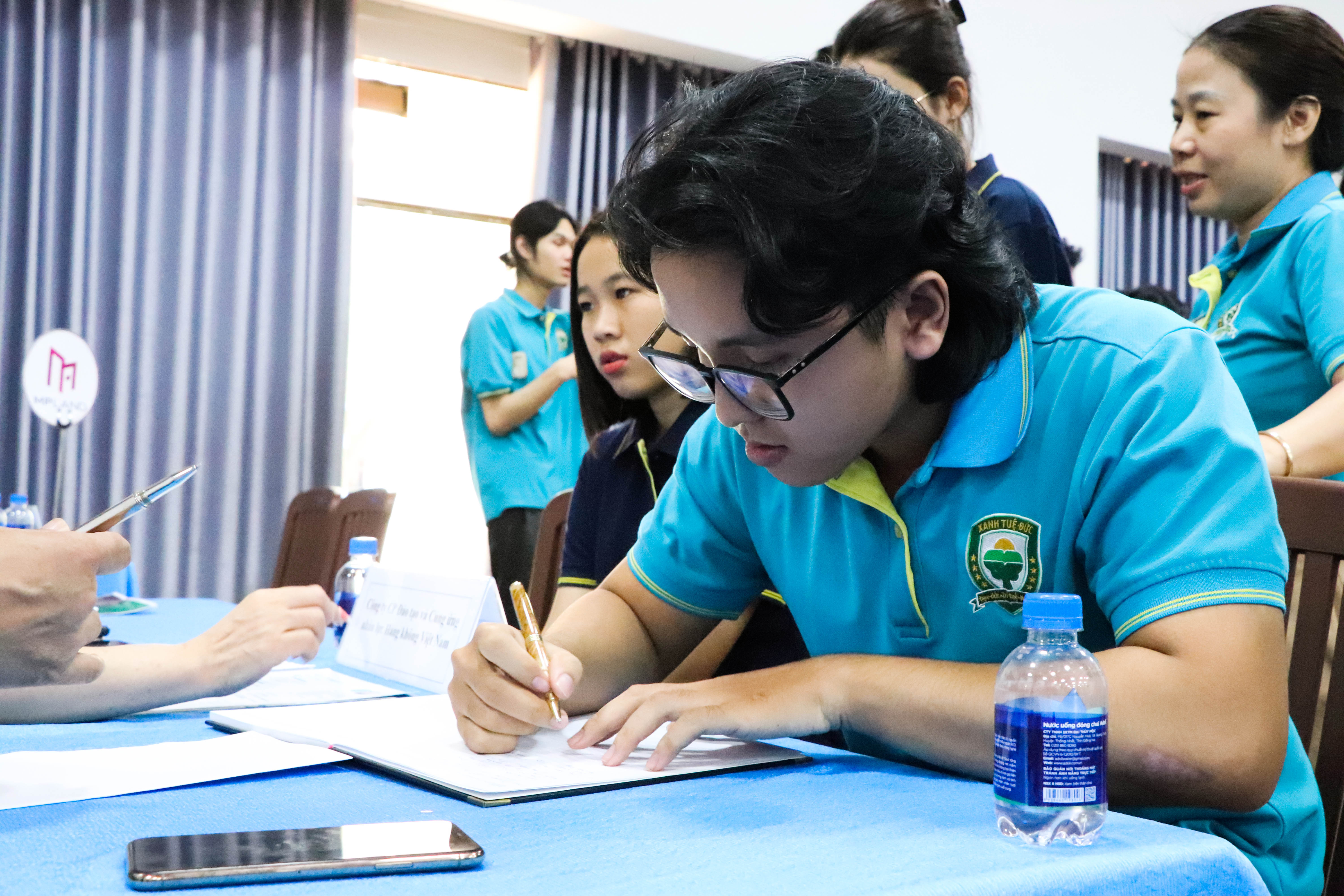 Em Vương Ngọc Hải, SV khóa XV Trường VABIS ghi thông tin, nộp đơn tuyển dụng vị trí an ninh hàng không.
