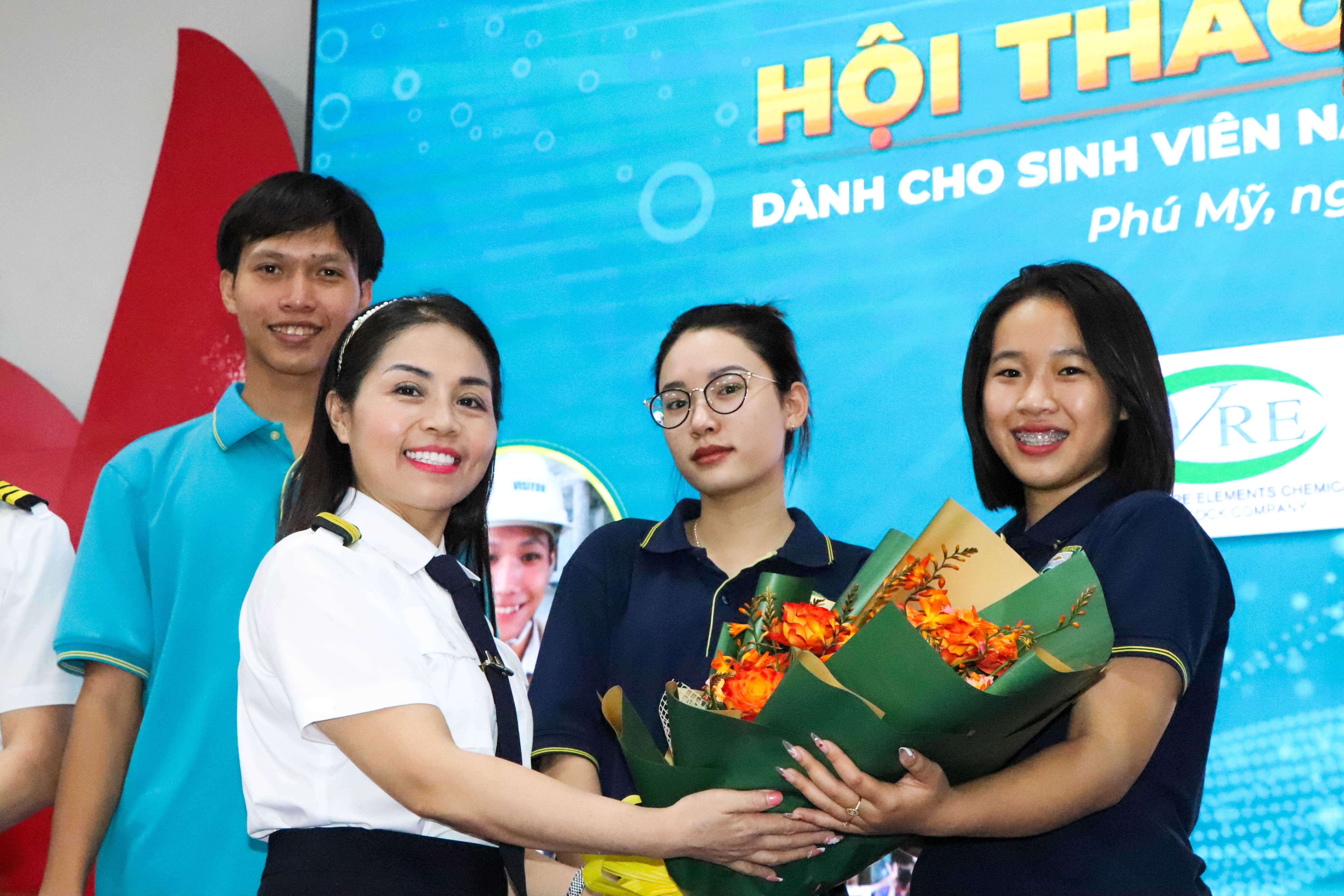 Bà Đinh Thị Hồng Anh, Chủ tịch HĐQT, Tổng Giám đốc Công ty CP Đào tạo huấn luyện và cung ứng nhân lực Hàng không Việt Nam tặng hoa, chúc mừng các bạn SV Trường VABIS đã được ứng tuyển.