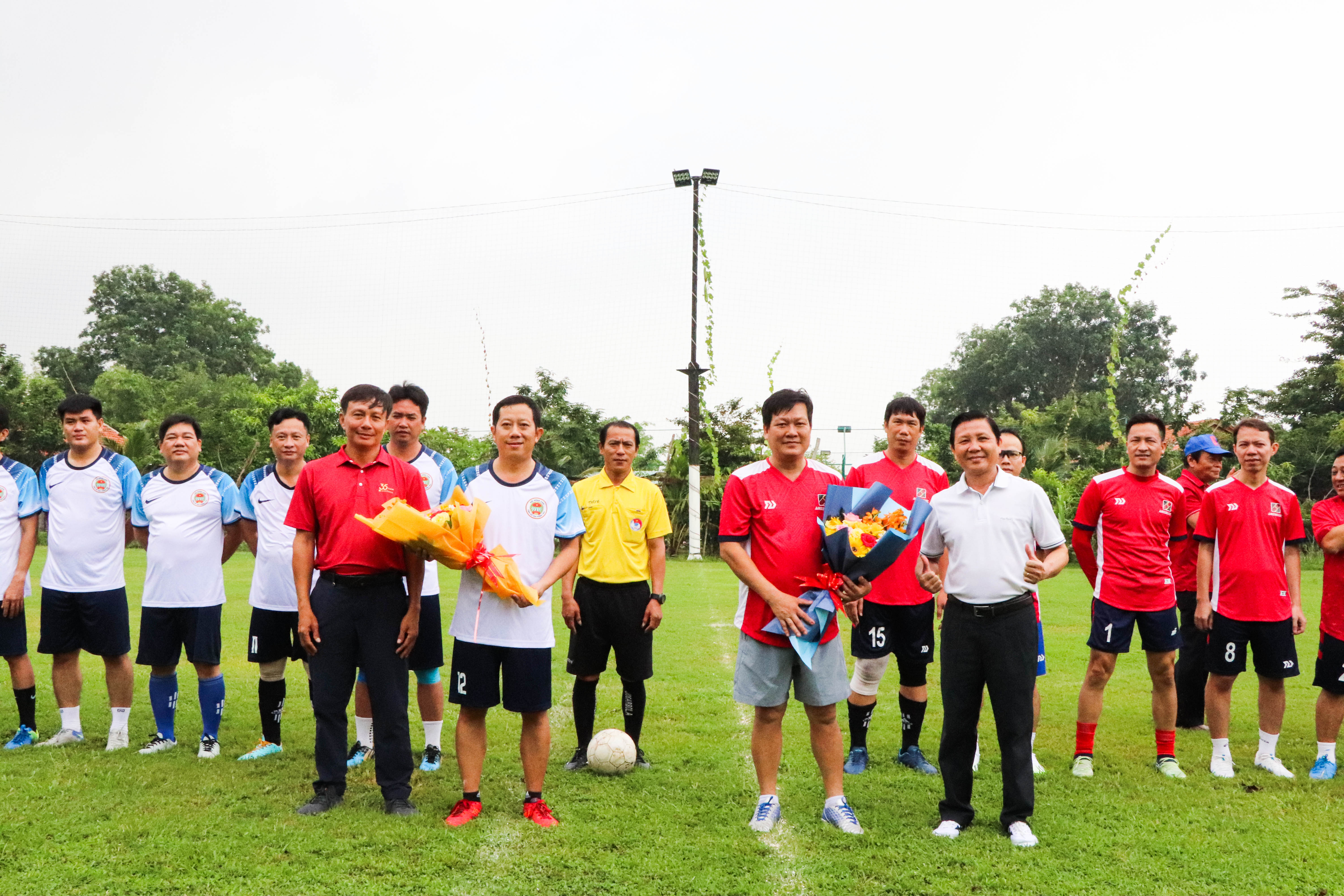 Ông Mai Minh Quang, Chủ tịch Hội Nông dân tỉnh; ông Trần Hiếu Nhân, Giám đốc Agribank tỉnh tặng hoa cho các đội bóng về thi đấu.