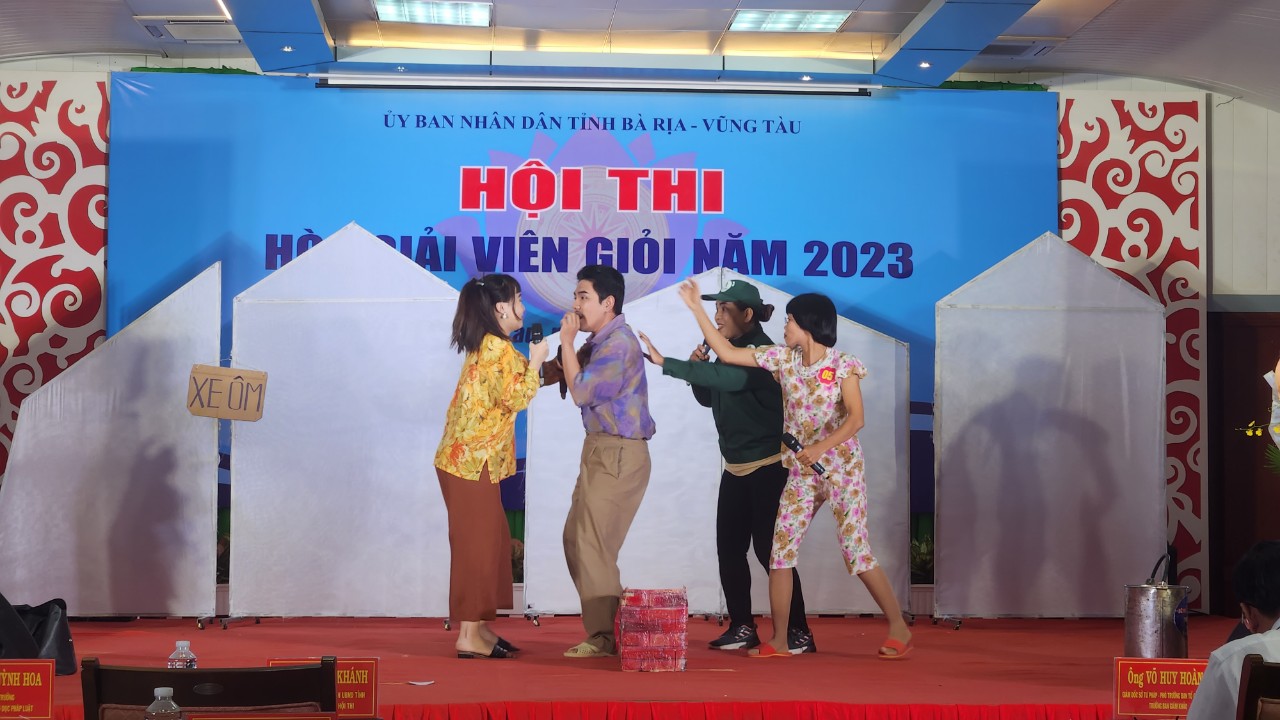 Phần thi tiểu phẩm về xây nhà lấn chiếm đất hàng xóm của đội thi huyện Châu Đức