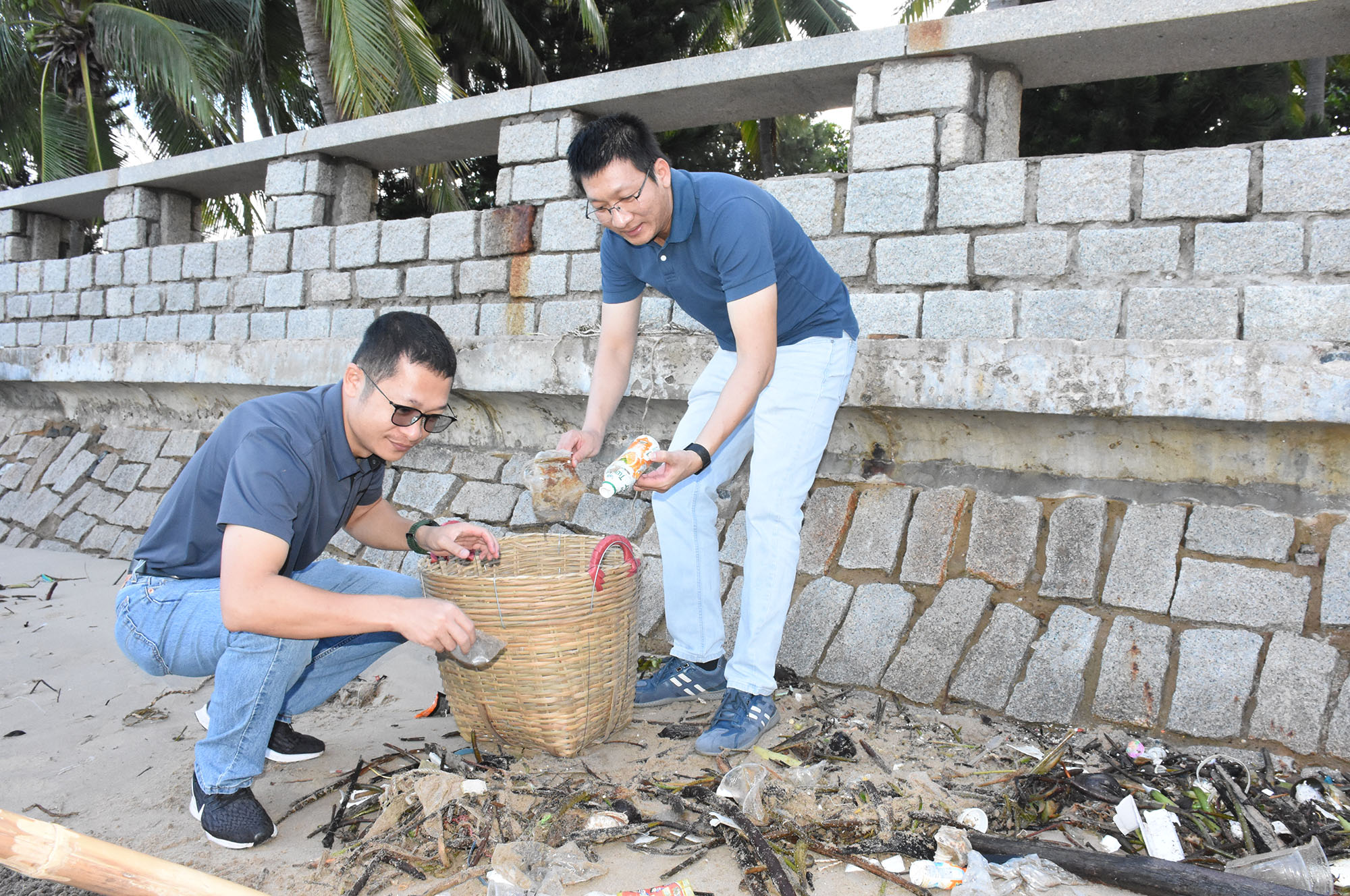 Lãnh đạo các phòng chuyên môn thuộc UBND TP. Vũng Tàu cũng tham gia thu gom rác