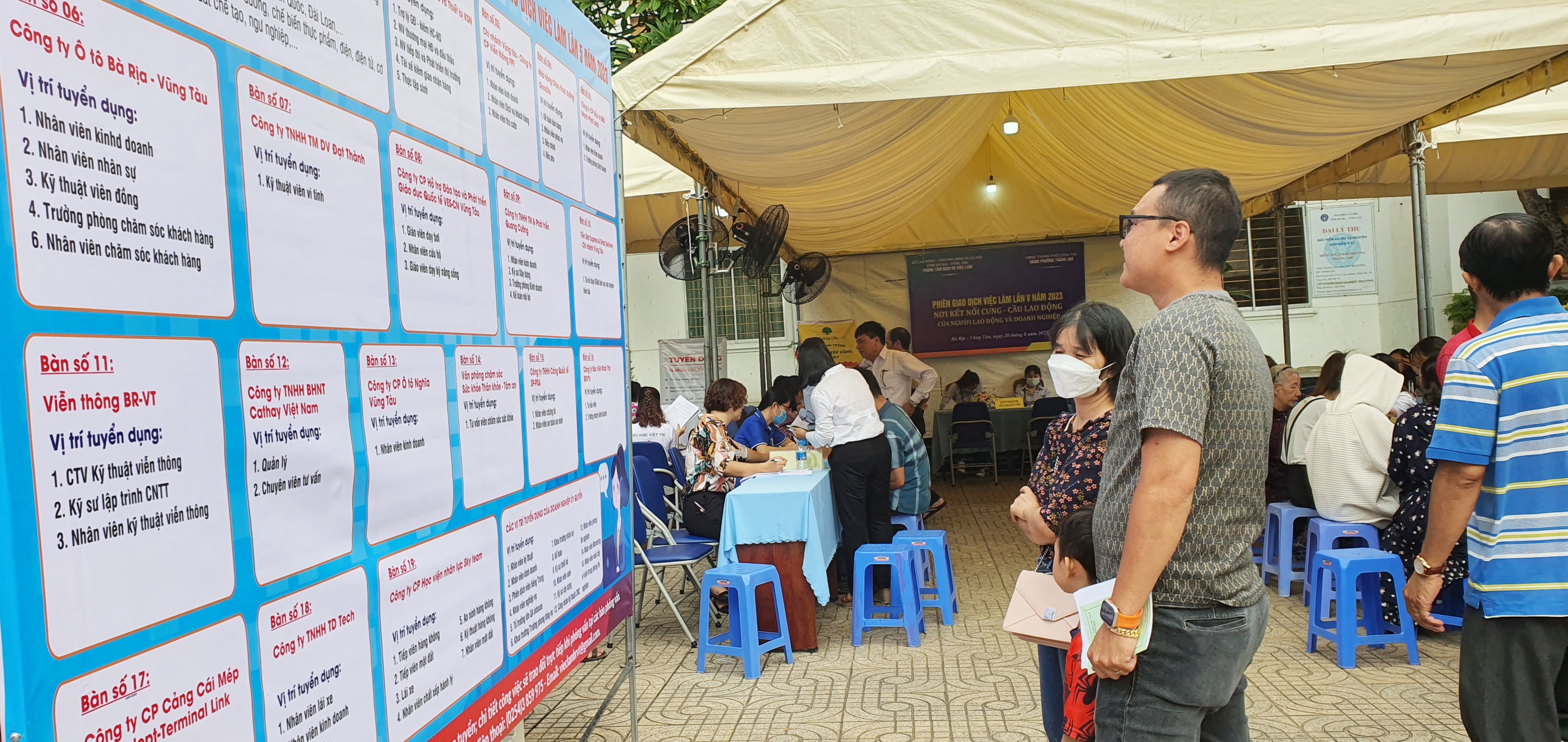 Phiên giao dịch thu hút đông người lao động đến tìm việc