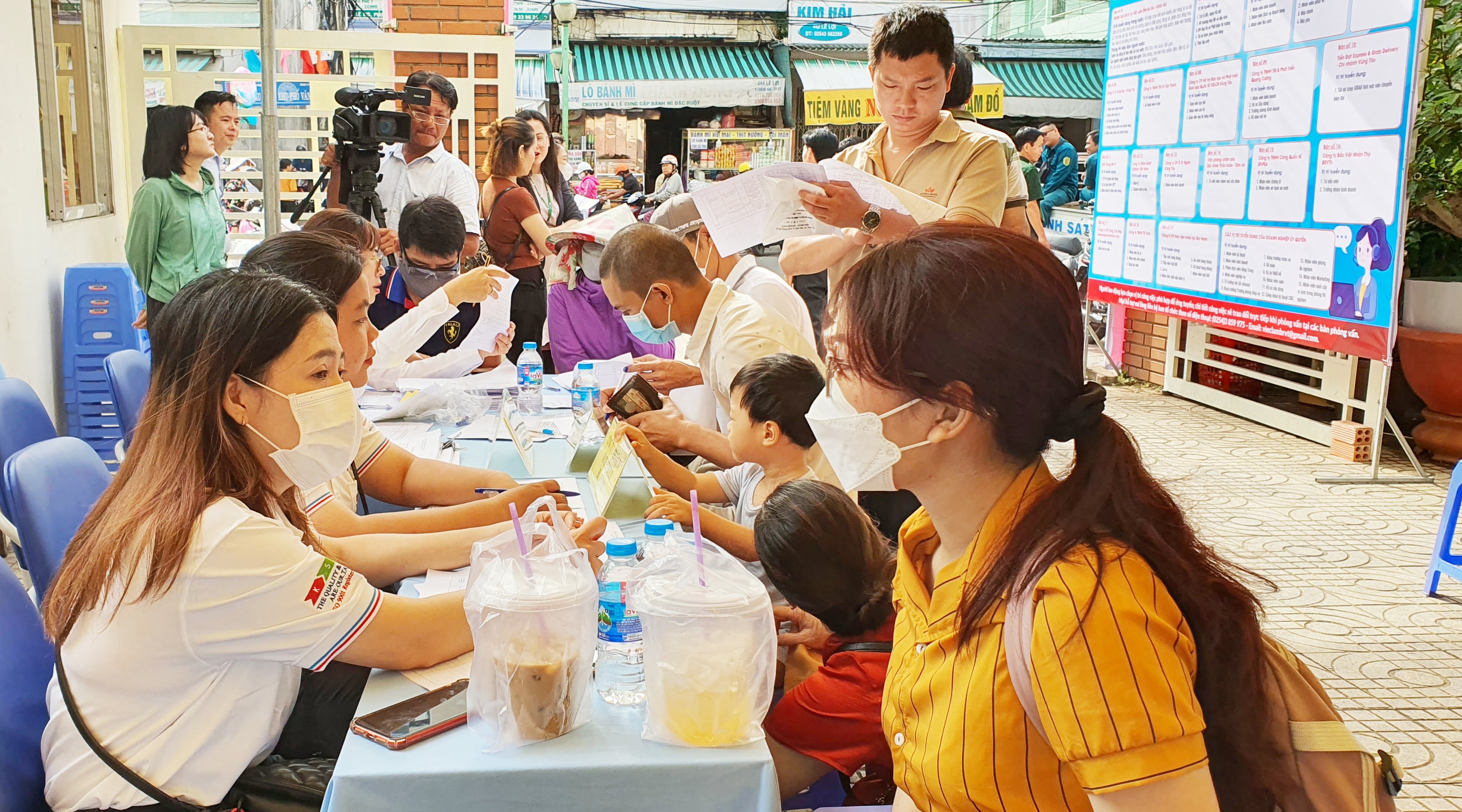 Người lao động trao đổi thông tin việc làm với đại diện DN