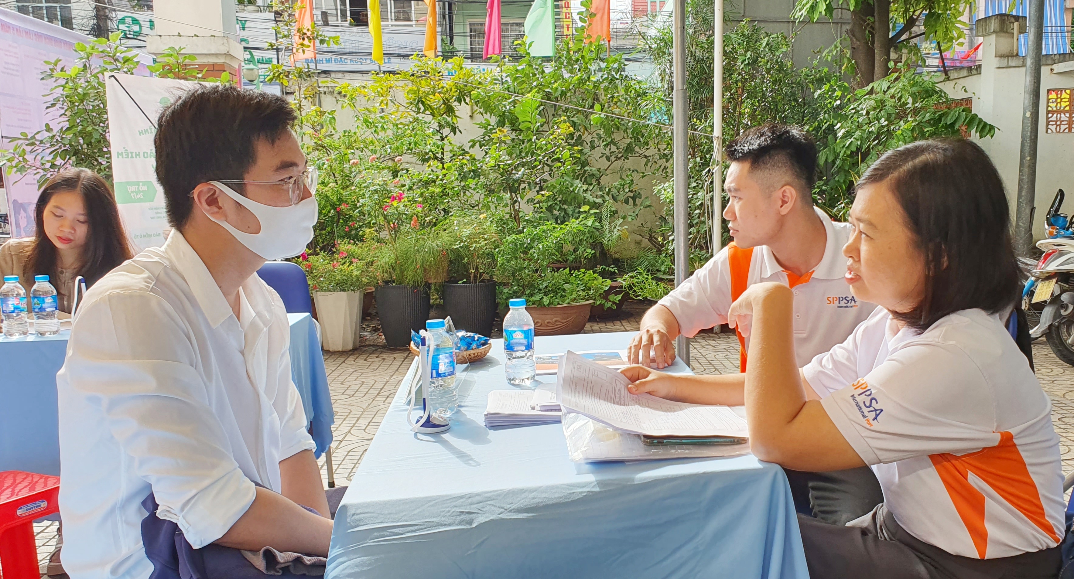 Người lao động phỏng vấn trực tiếp với DN về vị trí ứng tuyển