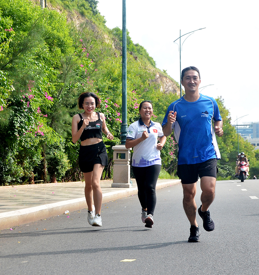 Anh Diệp Khanh tập luyện cùng bạn bè để chuẩn bị tham gia cự ly 21km Giải Việt dã Báo Bà Rịa-Vũng Tàu lần thứ 24 năm 2023.