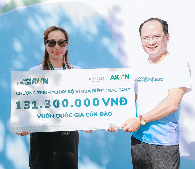 Bà Trần Thị Phương Mai, Giám đốc Kinh Doanh & Tiếp Thị khách sạn The Secret Côn Đảo trao bảng tượng trưng số tiền ủng hộ quỹ bảo tồn rùa biển cho ông Nguyễn Khắc Pho, Giám đốc Vườn Quốc gia Côn Đảo.