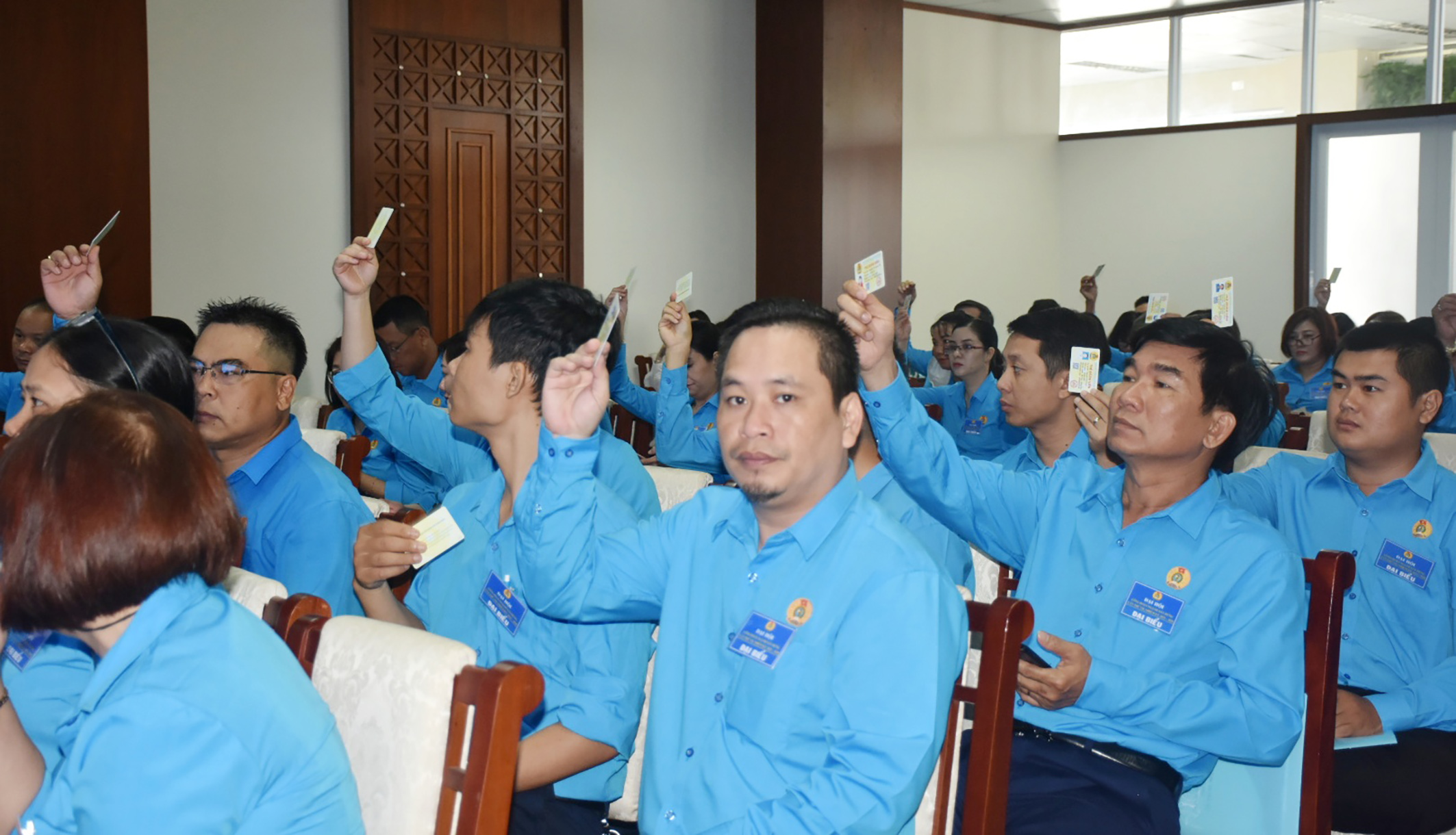 100% công đoàn cơ sở và công đoàn cấp trên cơ sở hoàn thành Đại hội Công đoàn nhiệm kỳ 2023-2028. Trong ảnh: NLĐ biểu quyết tại Đại hội Công đoàn ngành xây dựng.