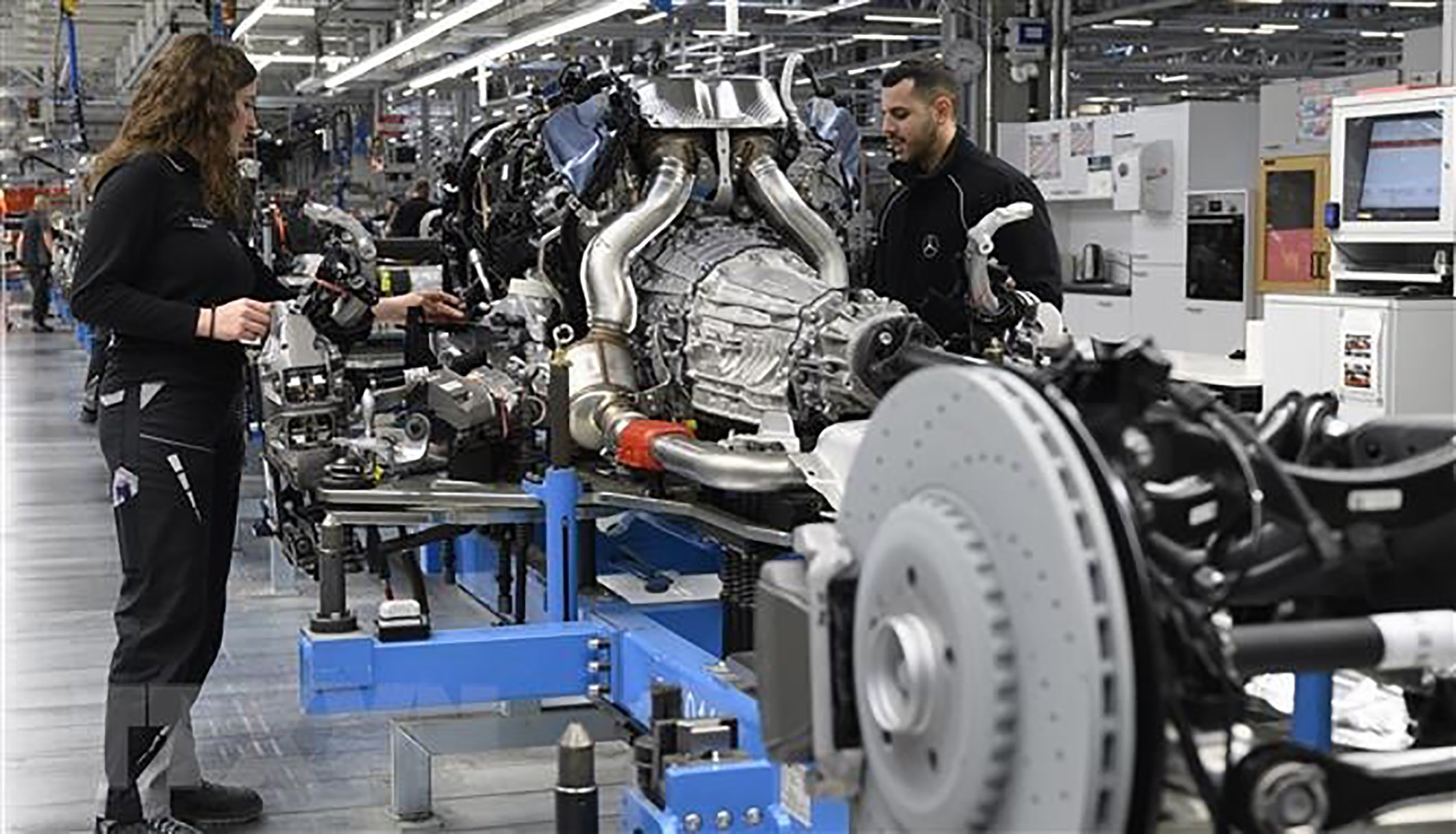Công nhân làm việc trên dây chuyền lắp ráp ô tô tại nhà máy Mercedes-Benz ở Sindelfingen, Tây Nam Đức, ngày 13/2/2023.
