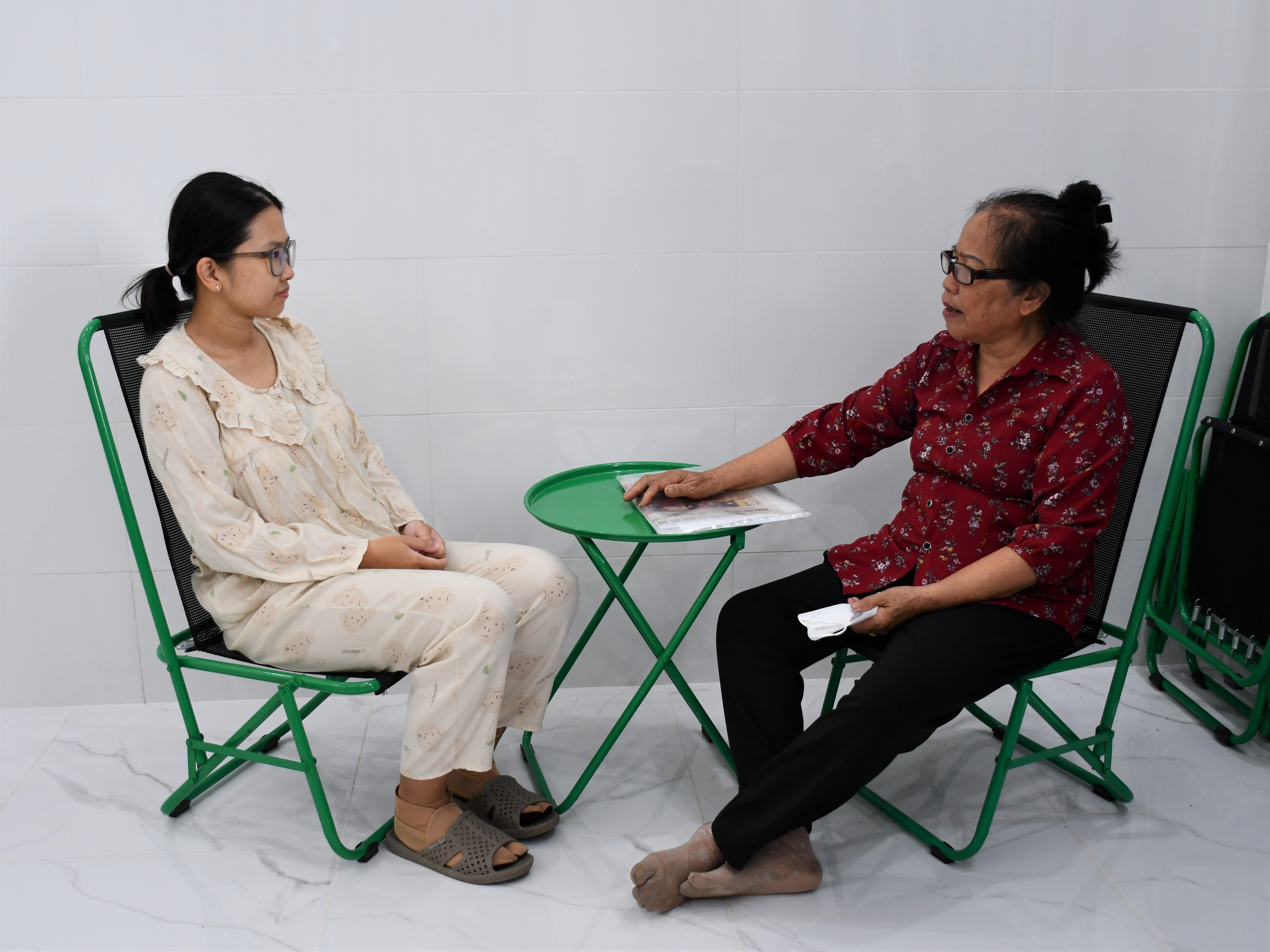 Bà Nguyễn Thị Thim (bên phải) tư vấn chăm sóc sức khỏe sau sinh cho phụ nữ trên địa bàn thôn Chu Hải,  xã Tân Hải (TX.Phú Mỹ).