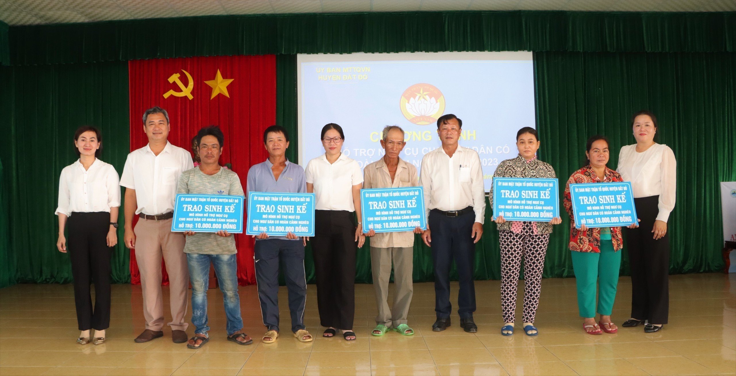 Trao sinh kế mô hình Hỗ trợ ngư cụ cho ngư dân nghèo thị trấn Phước Hải.
