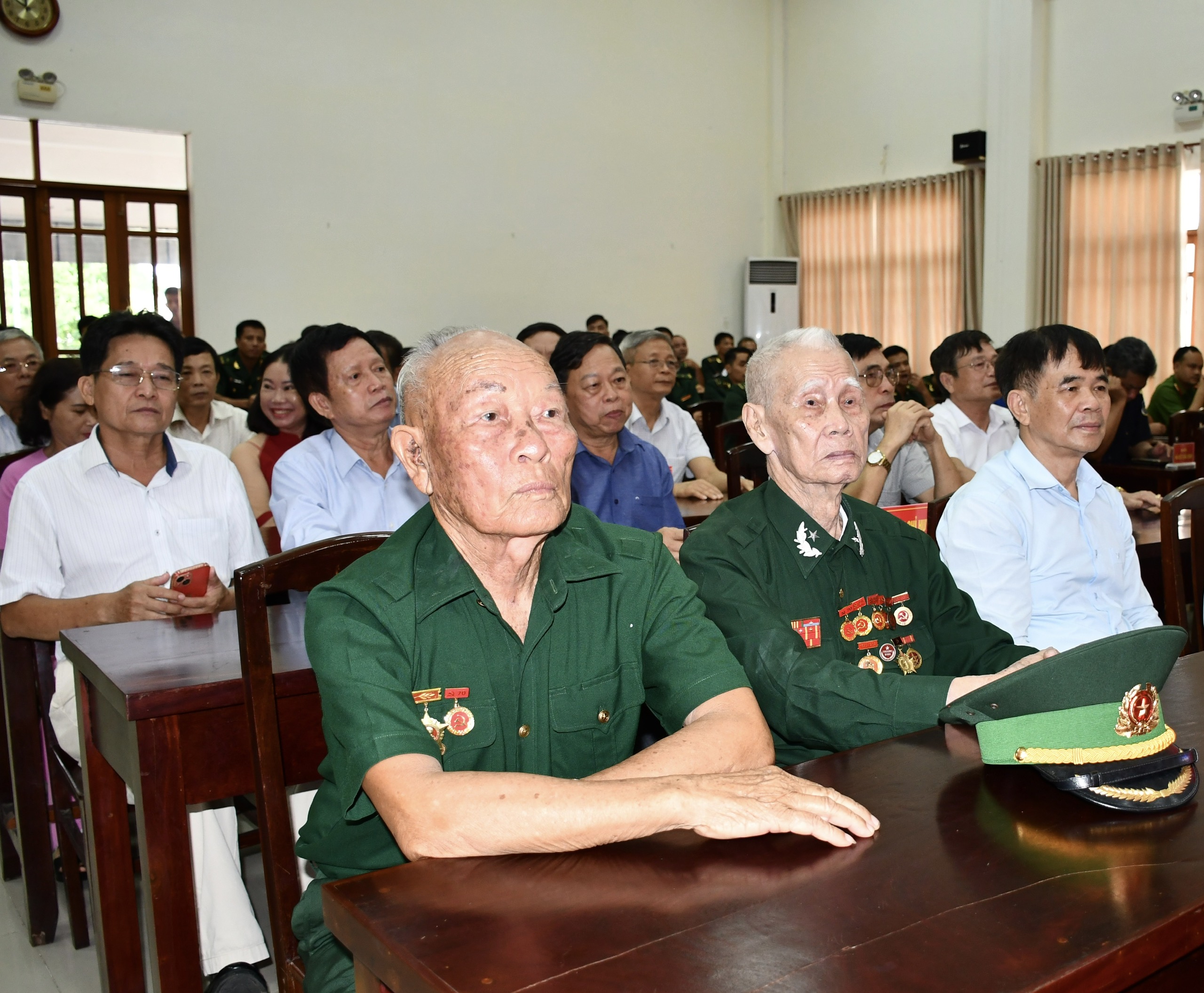 Nguyên lãnh đạo Hải đoàn Biên phòng 18 các thời kỳ dự gặp mặt kỷ niệm 45 năm ngày thành lập.