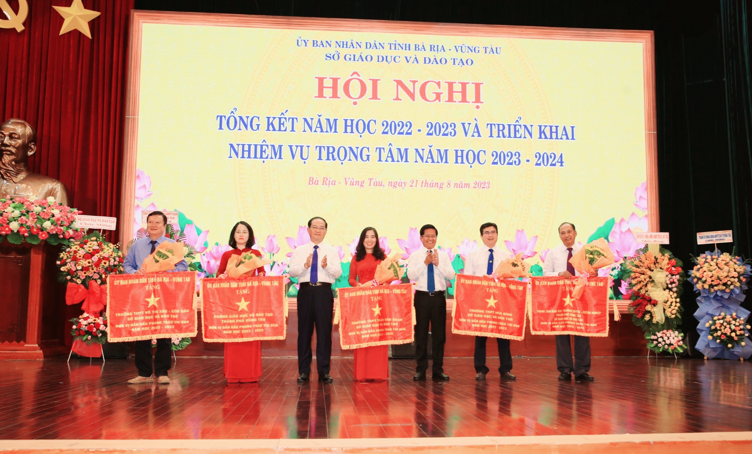 Ông Mai Ngọc Thuận, Ủy viên Ban Thường vụ Tỉnh ủy, Phó Chủ tịch HĐND tỉnh trao cờ thi đua của UBND tỉnh cho 5 tập thể có thành tích xuất sắc trong phong trào thi đua năm học 2022-2023.