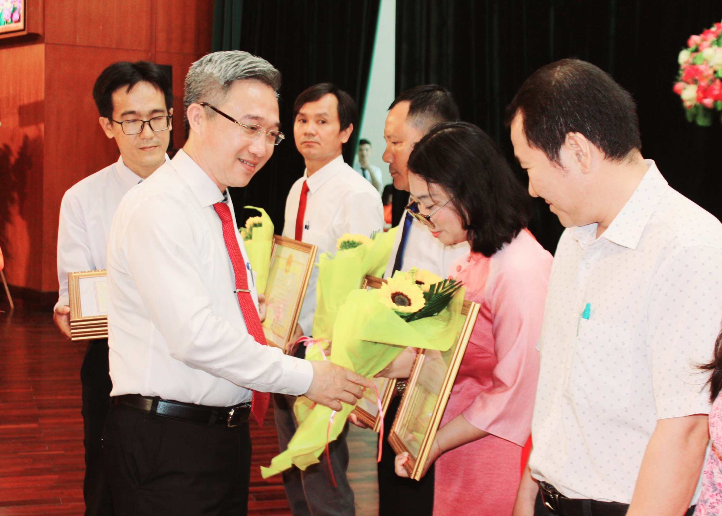 Ông Đặng Minh Thông, Ủy viên Ban Thường vụ Tỉnh ủy, Phó Chủ tịch UBND tỉnh trao danh hiệu Chiến sĩ thi đua cấp tỉnh cho các thầy cô giáo có thành tích xuất sắc trong công tác.