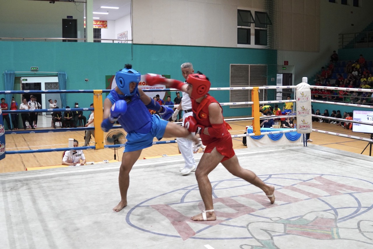 Các vận động viên hạng cân 75kg nam thi đấu ngay sau lễ khai mạc.