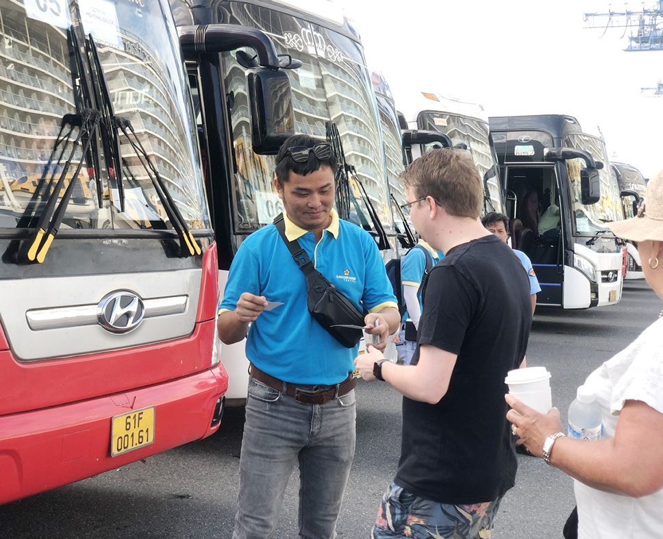 Hướng dẫn viên Công ty Lữ hành Saigontourist làm nhiệm vụ đón tiếp và hướng dẫn khách lên xe trải nghiệm tour tham quan