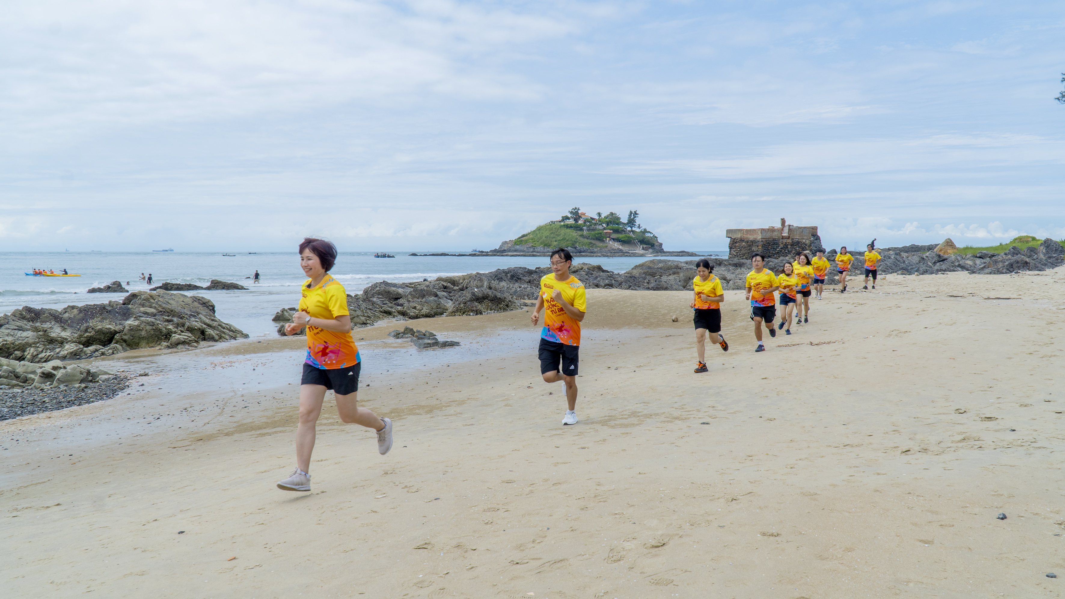 ...đến bãi biển Bãi Sau.