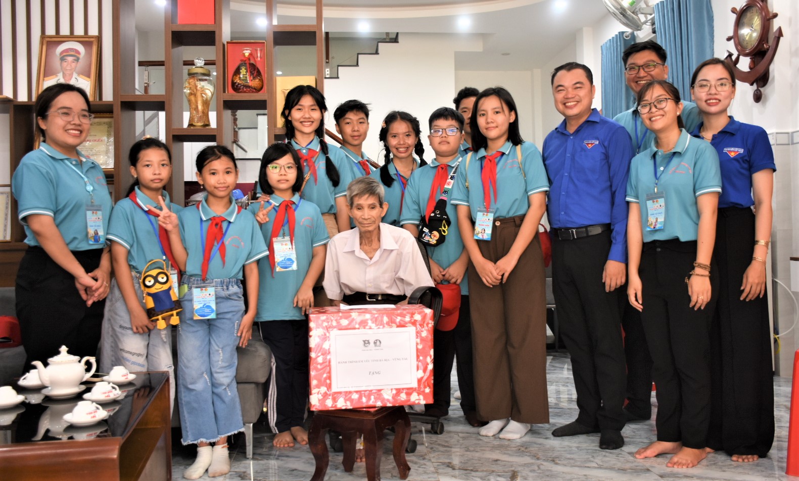 Thành viên Hội đồng Đội tỉnh, Huyện Đoàn Côn Đảo cùng các em thiếu nhi tiêu biểu thăm, tặng quà và chụp hình lưu niệm tại nhà cựu tù chính trị Nguyễn Xuân Viên trong hành trình trải nghiệm 