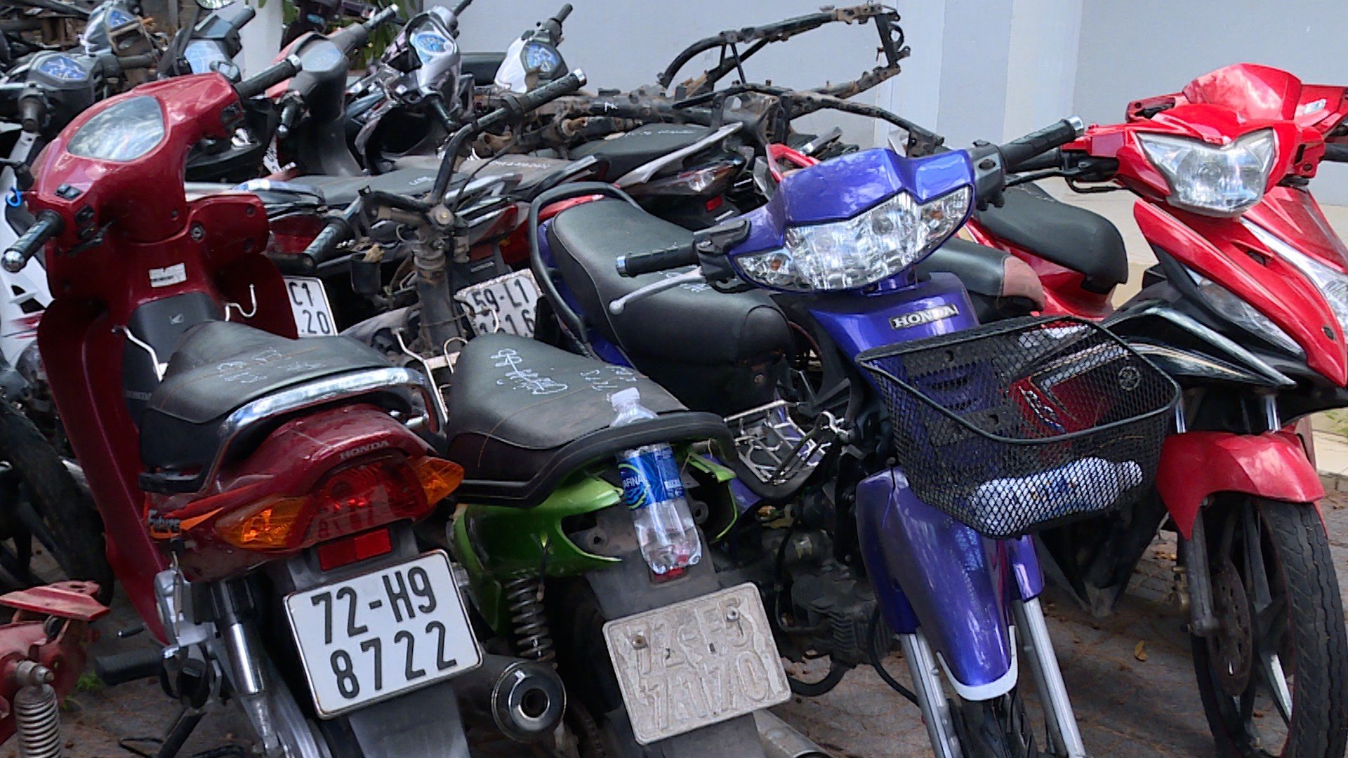 Các xe máy tang vật vụ án Mỹ cùng đồng bọn trộm cắp.