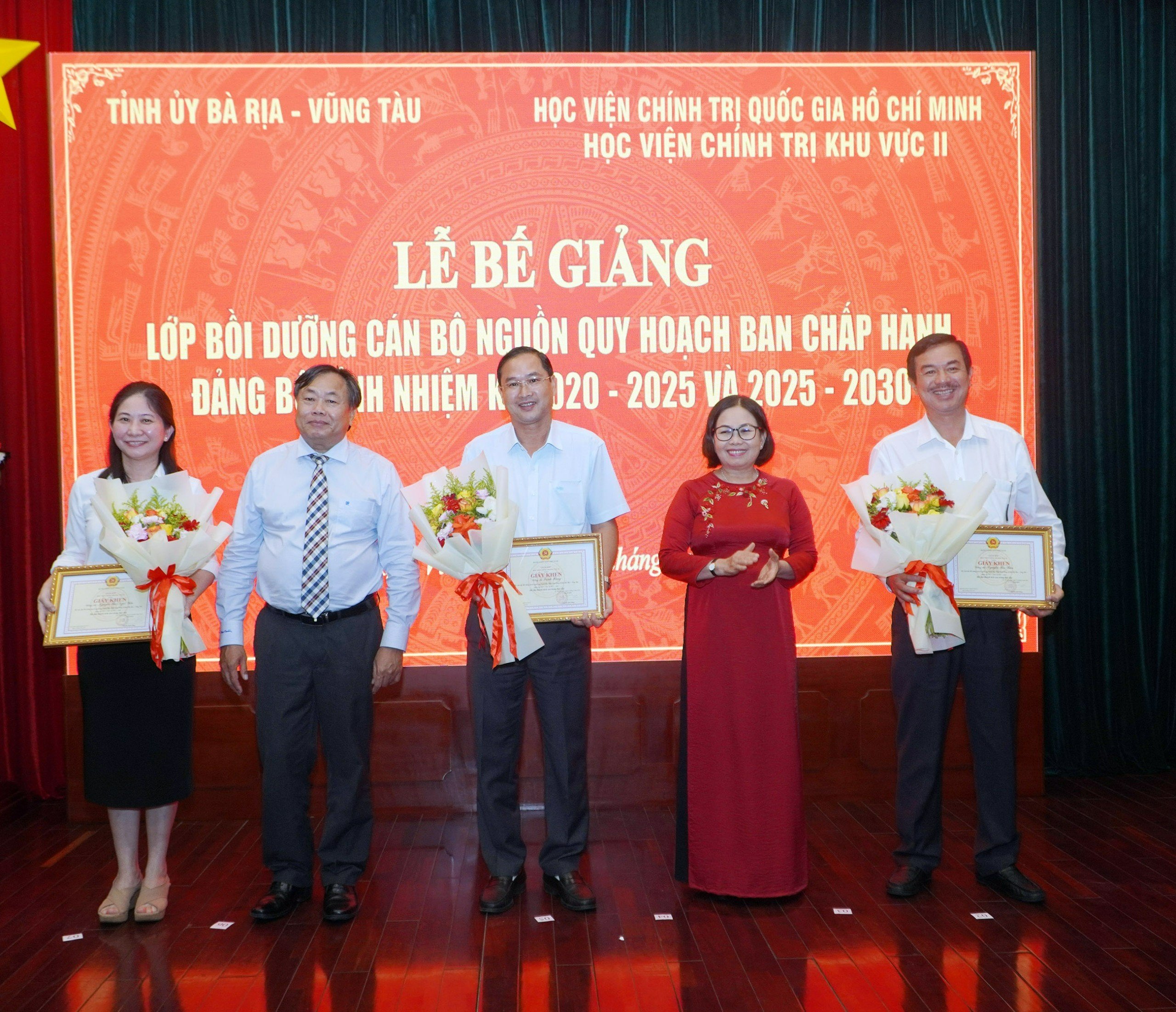 Bà Nguyễn Thị Yến, Phó Bí thư Thường trực Tỉnh ủy, Trưởng Đoàn ĐBQH tỉnh; PGS.TS Nguyễn Quốc Dũng, Giám đốc Học viện Chính trị khu vực II trao Giấy khen cho các học viên hoàn thành xuất sắc khóa học.