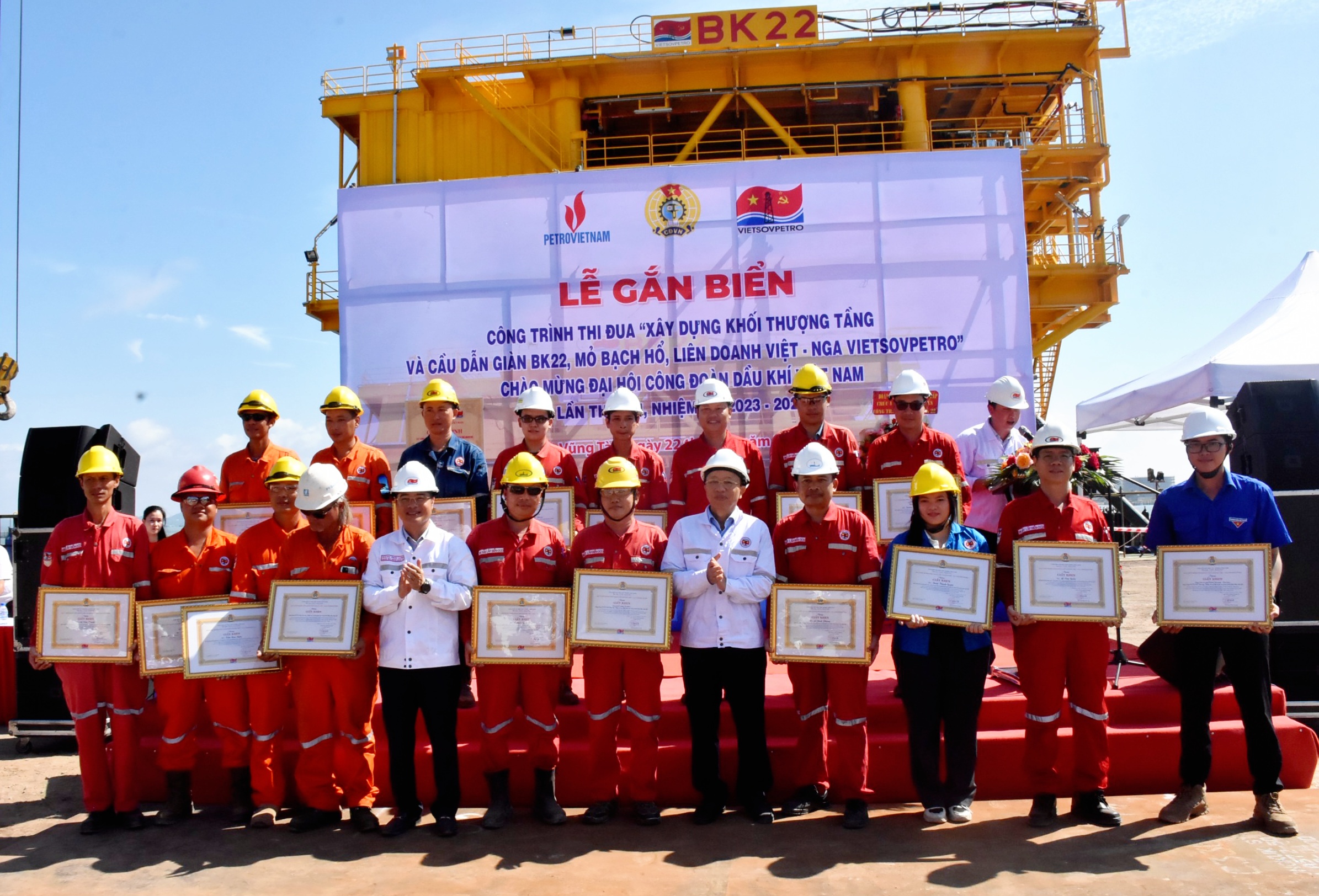 Đại diện Ban Chấp hành Công đoàn Vietsovpetro khen thưởng các cá nhân hoàn thành tốt nhiệm vụ thi công công trình.
