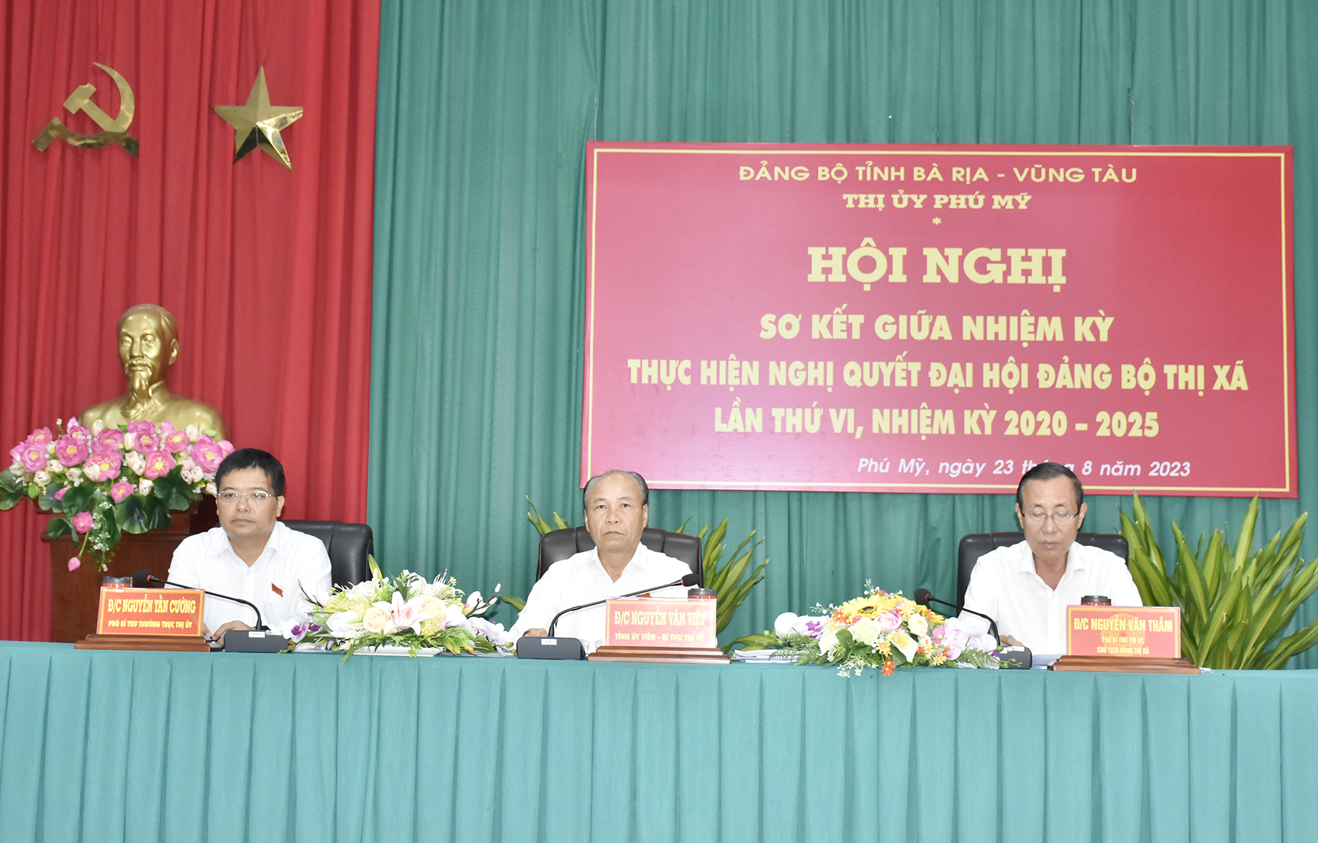 Ông Nguyễn Tấn Cường, Phó Bí thư Thường trực; ông Nguyễn Văn Việt, Bí thư Thị ủy và ông Nguyễn Văn Thắm, Phó Bí thư Thị ủy, Chủ tịch UBND TX.Phú Mỹ chủ trì hội nghị