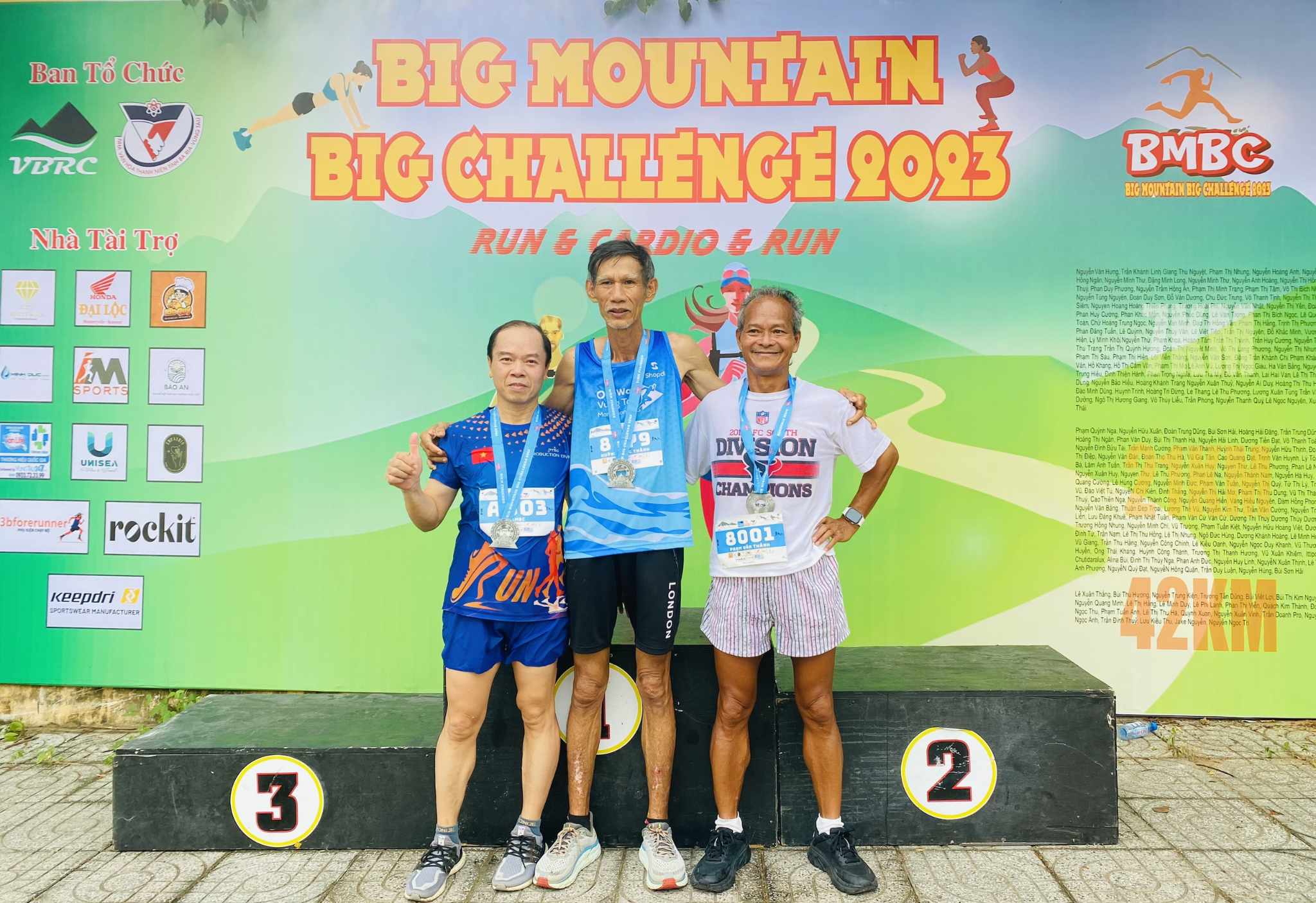 Ông Huỳnh Công Thành (giữa) và ông Phạm Văn Thành (bìa phải) chụp hình kỷ niệm tại giải Big Mountain Big Challenge 2023.