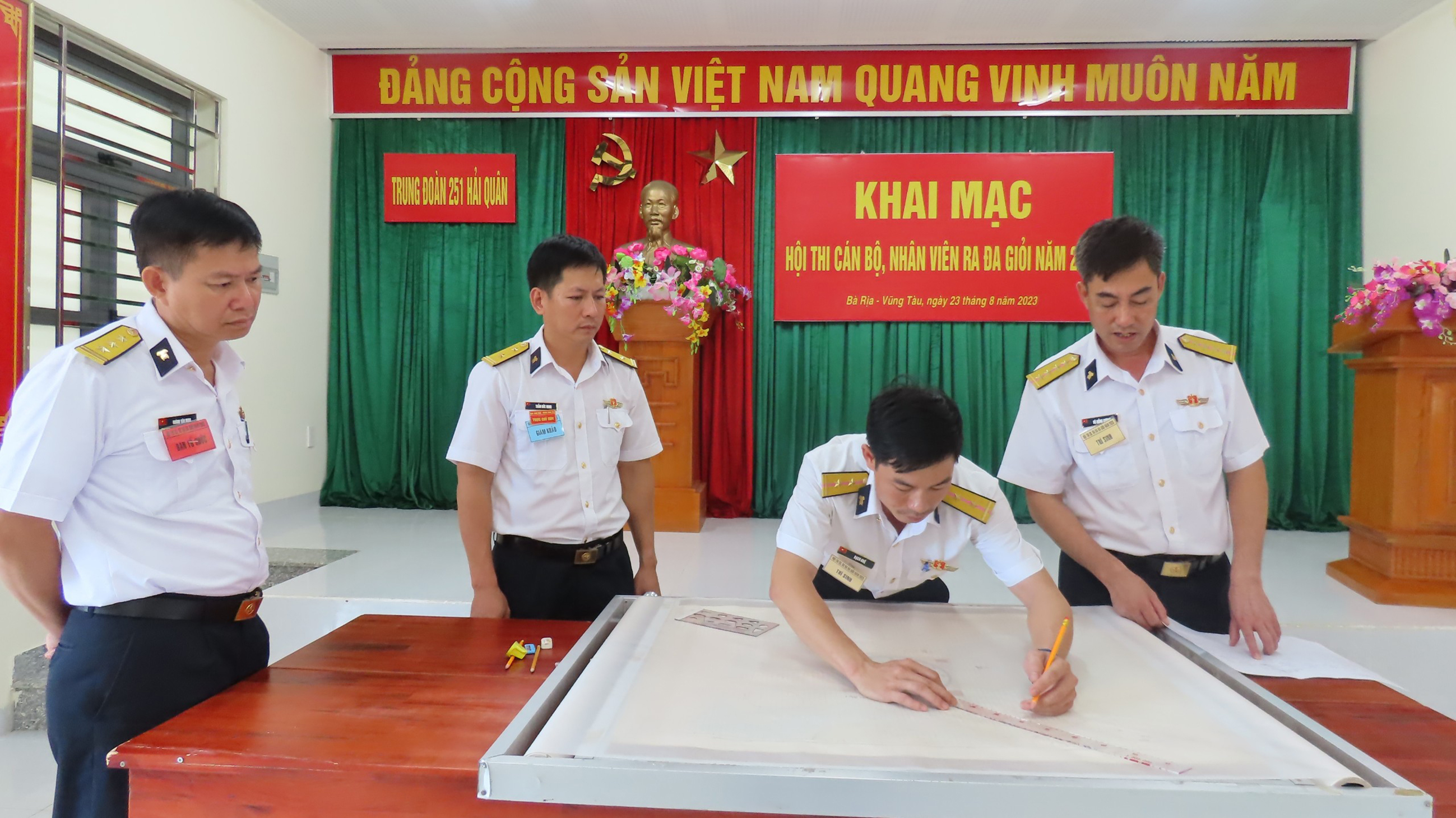Thí sinh tham gia phần thi thực hành động tác tiêu đồ mục tiêu trên bản đồ.