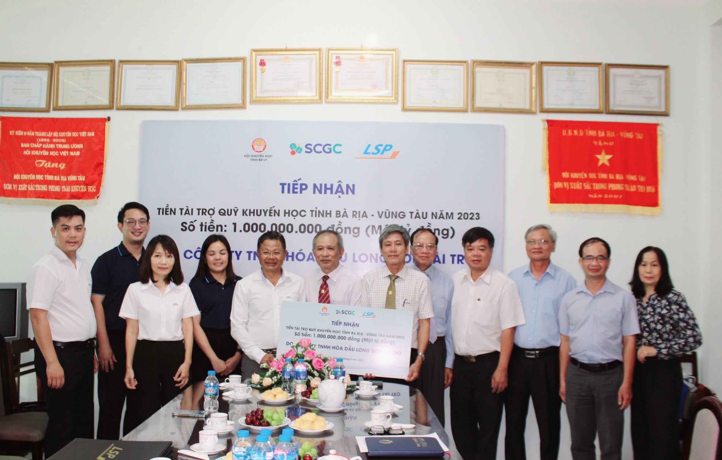 Công ty TNHH Hoá dầu Long Sơn (LSP) tài trợ 1 tỷ đồng cho Quỹ Khuyến học của tỉnh.