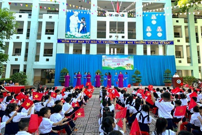 Các hoạt động sôi nổi tại lễ đón HS lớp 1 của Trường TH Hạ Long.