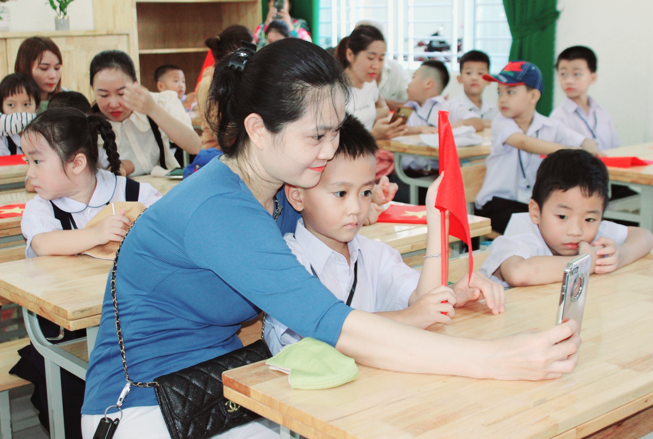 Phụ huynh cùng con ghi lại khoảnh khắc đặc biệt của buổi tựu trường đầu tiên của bậc Tiểu học.