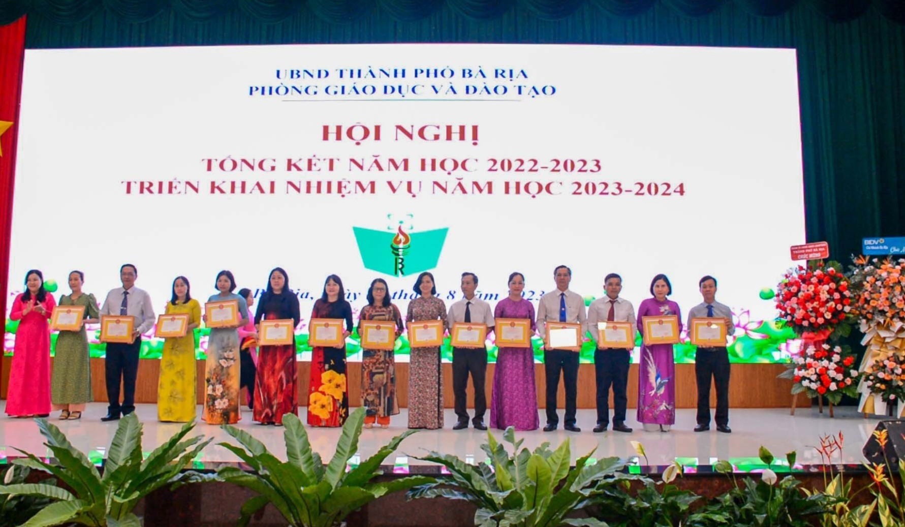 Ban tổ chức trao thưởng cho các tập thể và cá nhân.