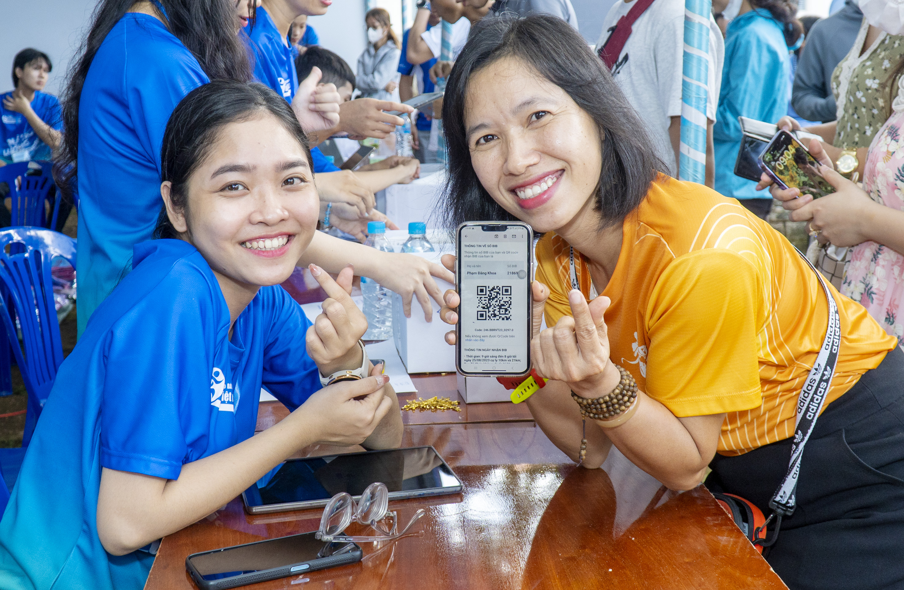 Runner thực hiện thủ tục dễ dàng thông qua mã QR code.