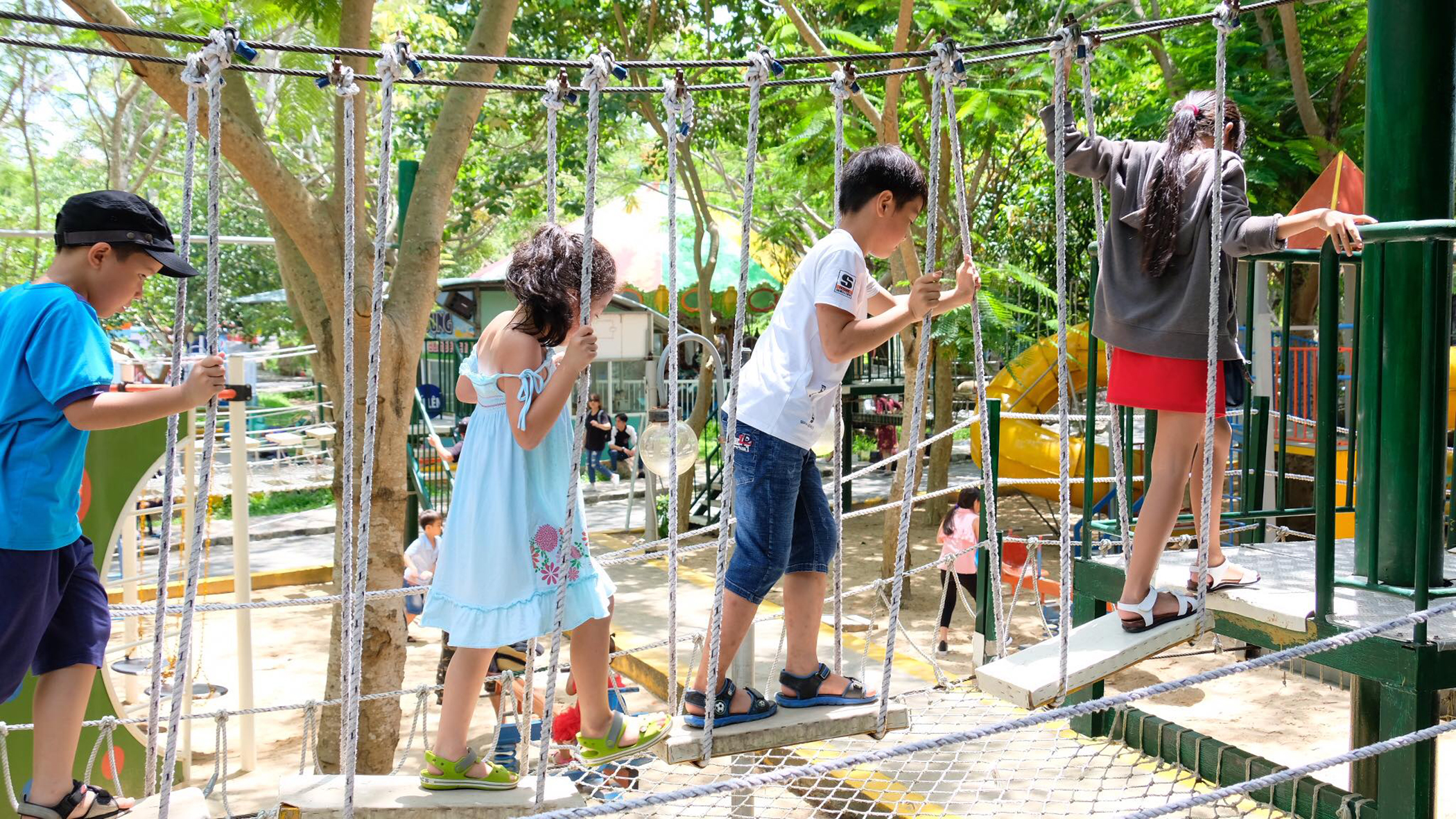 Trẻ em trải nghiệm trò tarzan tại Hồ Mây Park.