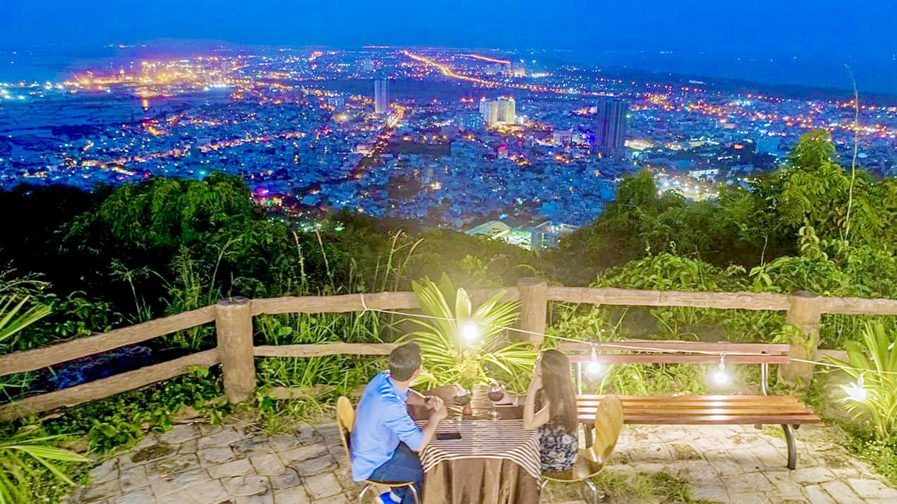 Góc chill lãng mạn ngắm Vũng Tàu về đêm từ Hồ Mây Park.